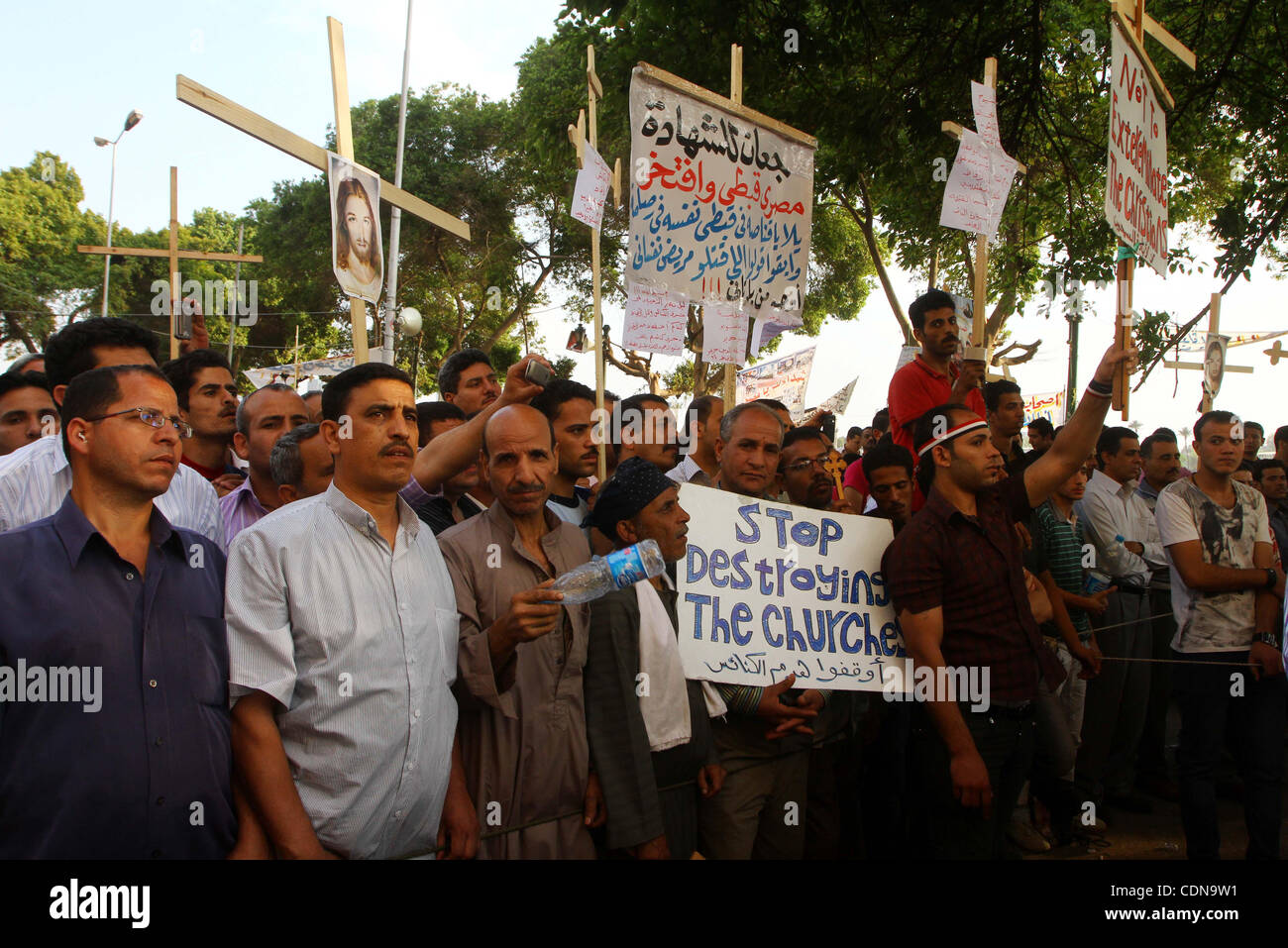 Ägyptischen koptischen Christen protestieren vor dem staatlichen Fernsehen Gebäude in Kairo am 14. Mai 2011 gegen den letzten Versuche, sektiererische Konflikte im Land ausgelöst. Foto von Ashraf Amra Stockfoto