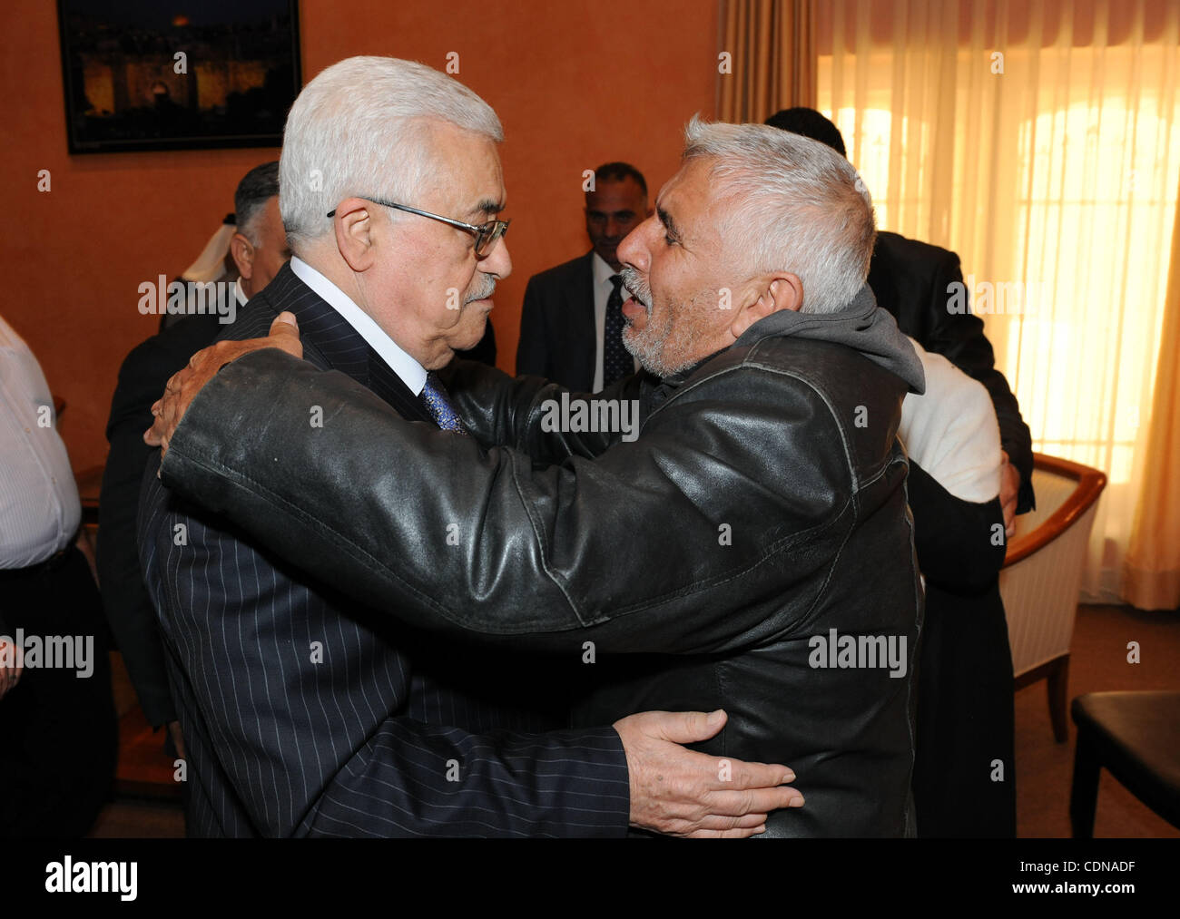 Palästinenserpräsident Mahmoud Abbas (Abu Mazen) trifft sich die Familie des Märtyrers Aya Baratha'a in seinem Büro in der biblischen Stadt Bethlehem am 16. Mai 2011. Foto von Thaer Ganaim Stockfoto