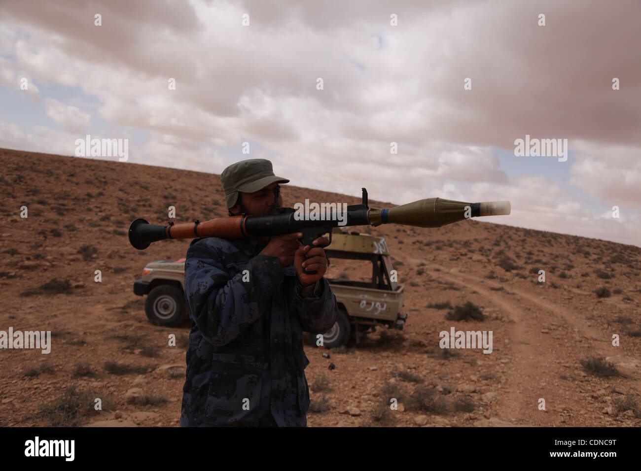 21. Mai 2011 - Nalut, Libyen - libysche Rebellen feuert RPG beim Kampf gegen Gaddafi Kräfte auf beiden Seiten in den Bergen von Nalut. (Kredit-Bild: © Medyan Dairieh/ZUMAPRESS.com) Stockfoto