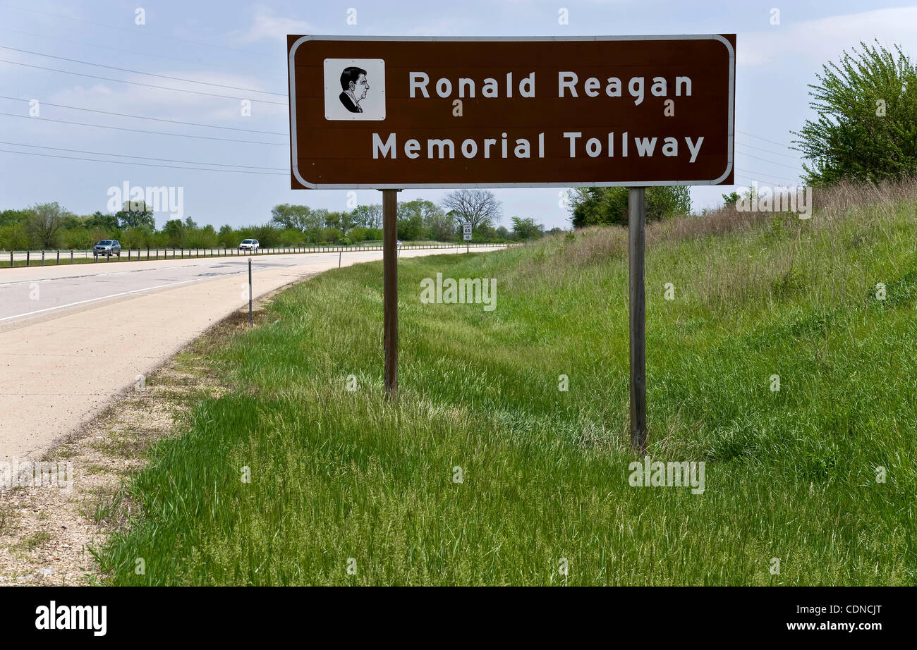 22. Mai 2011 - Dixon, Illinois, USA - Verkehrszeichen auf Interstate 88 in der Nähe von Ronald Reagans Knabenalter Heimatstadt, wo er von 1920 bis 1923 lebte. (Kredit-Bild: © Brian Cahn/ZUMAPRESS.com) Stockfoto
