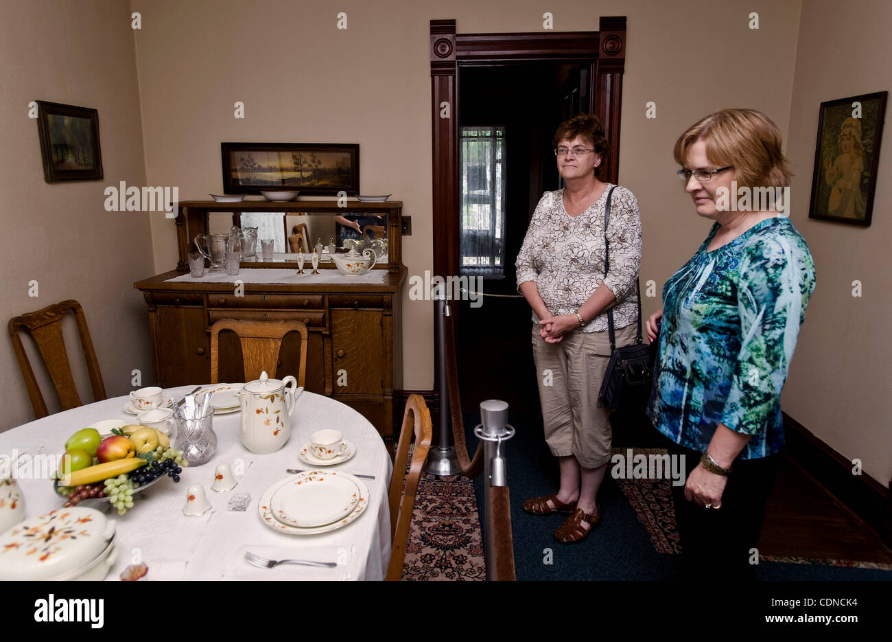 22. Mai 2011 sind - Dixon, IL, USA - Lorinda Inman, rechts, und Diana Boward an Ronald Reagans Elternhaus (1920-1923) bei 816 Süden Hennepin herumgeführt. Stockfoto