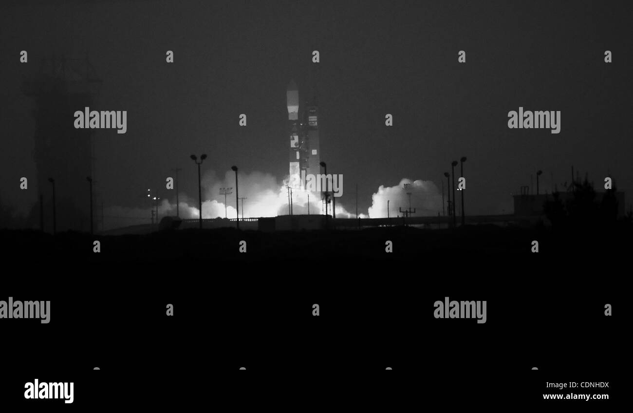 10. Juni 2011 - Vandenberg Air Force Base, Kalifornien, USA - trotz einer schweren marine-Schicht und einer Verzögerung von 24 Stunden startete Vandenberg Air Force Base erfolgreich eine Delta II Rakete tragen die Aquarius/SAC-D-SAT am frühen Freitag Morgen. (Kredit-Bild: © John Pyle/Cal Sport Media/ZUMAPRESS.com) Stockfoto