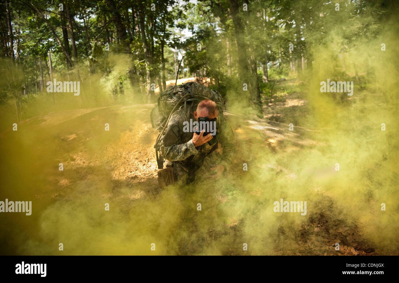 14. Juni 2011 - setzt Fort Bragg, North Carolina, USA - Staff Sgt THOMAS SAGER auf seine Gasmaske mit Rauch steigen um ihn herum, wie er in der Army Medical Command besten Krieger Wettbewerb im Medical Simulation Training Center konkurriert. Sager, eine 36 jährige arbeitet in Fort Carson, Colorado Weter Stockfoto