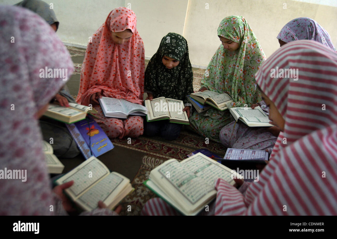 Palästinensische Mädchen lesen Sie der Koran in einem Sommerlager organisiert die islamistische Bewegung Hamas in Gaza-Stadt, 19. Juni 2011. Etwa 20.000 Studenten, männlich und weiblich, unter der Anleitung von 1.200 Lehrer zu studieren. Hamas isoliert in der Regel männlich aus weiblichen Kindern in ihrer Sommer-Camps. In der zerstörten Ga Stockfoto