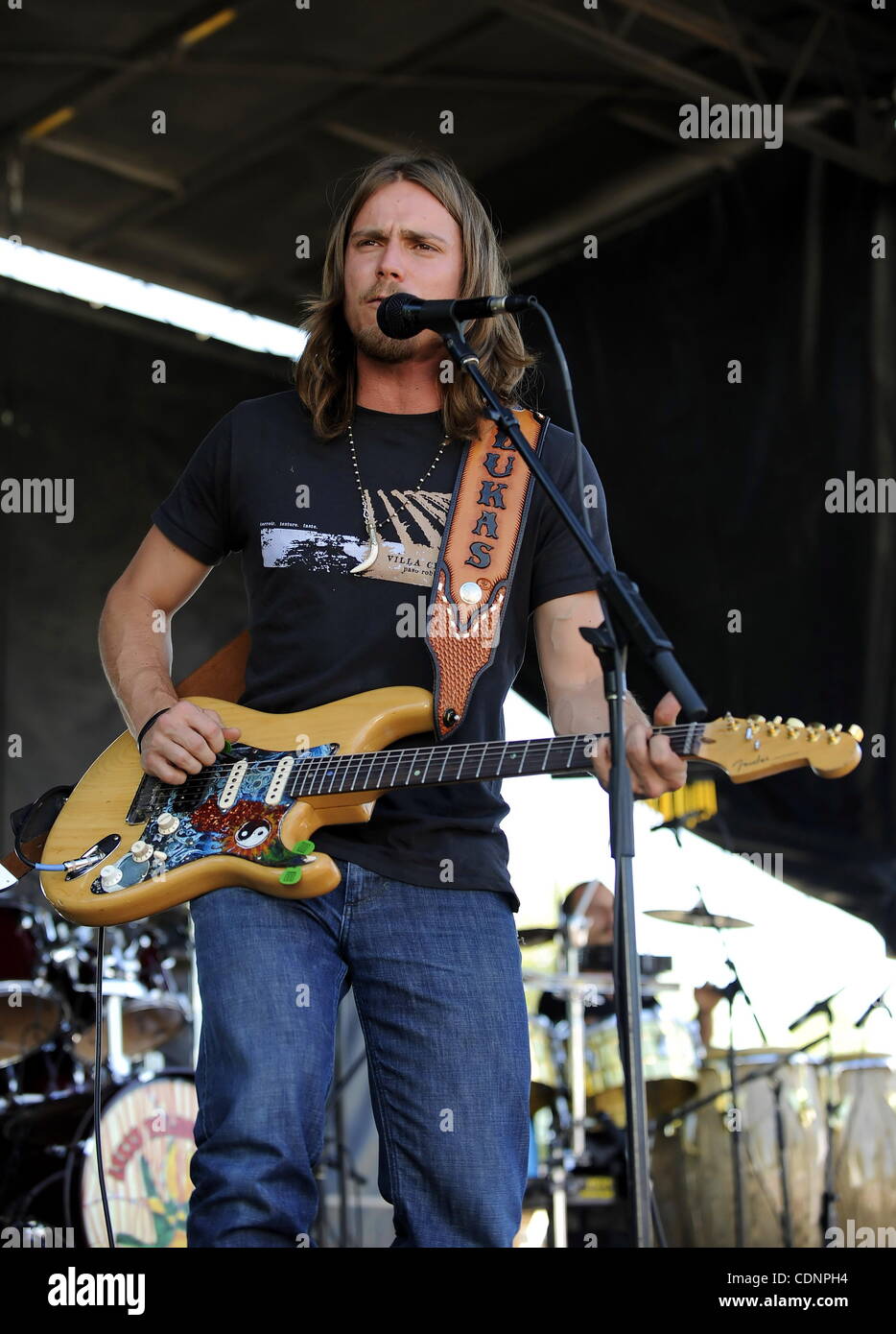 Country-Musik Künstler und Sohn von Willie Nelson, spielte Lukas Nelson ein live-Konzert während eines Teils des Willie Nelsons Land Throwdown Event bei den Pozo Saloon in Pozo, CA. am 25. Juni 2011. (Kredit-Bild: © John Pyle/Cal Sport Media/ZUMAPRESS.com) Stockfoto