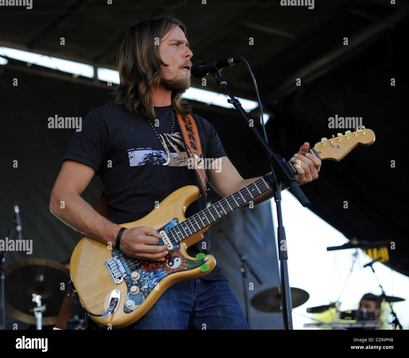 Country-Musik Künstler und Sohn von Willie Nelson, spielte Lukas Nelson ein live-Konzert während eines Teils des Willie Nelsons Land Throwdown Event bei den Pozo Saloon in Pozo, CA. am 25. Juni 2011. (Kredit-Bild: © John Pyle/Cal Sport Media/ZUMAPRESS.com) Stockfoto