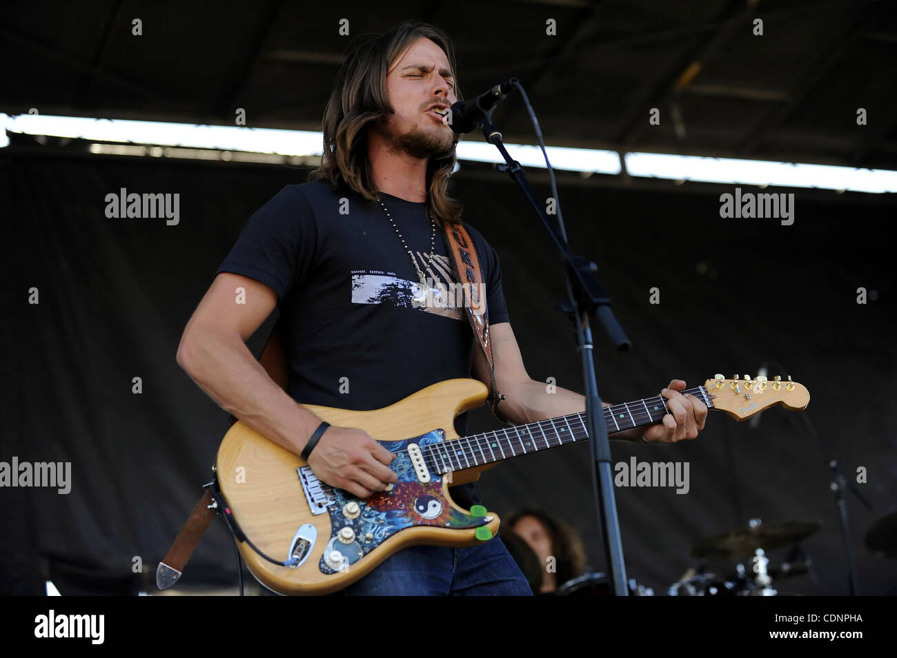 Country-Musik Künstler und Sohn von Willie Nelson, spielte Lukas Nelson ein live-Konzert während eines Teils des Willie Nelsons Land Throwdown Event bei den Pozo Saloon in Pozo, CA. am 25. Juni 2011. (Kredit-Bild: © John Pyle/Cal Sport Media/ZUMAPRESS.com) Stockfoto