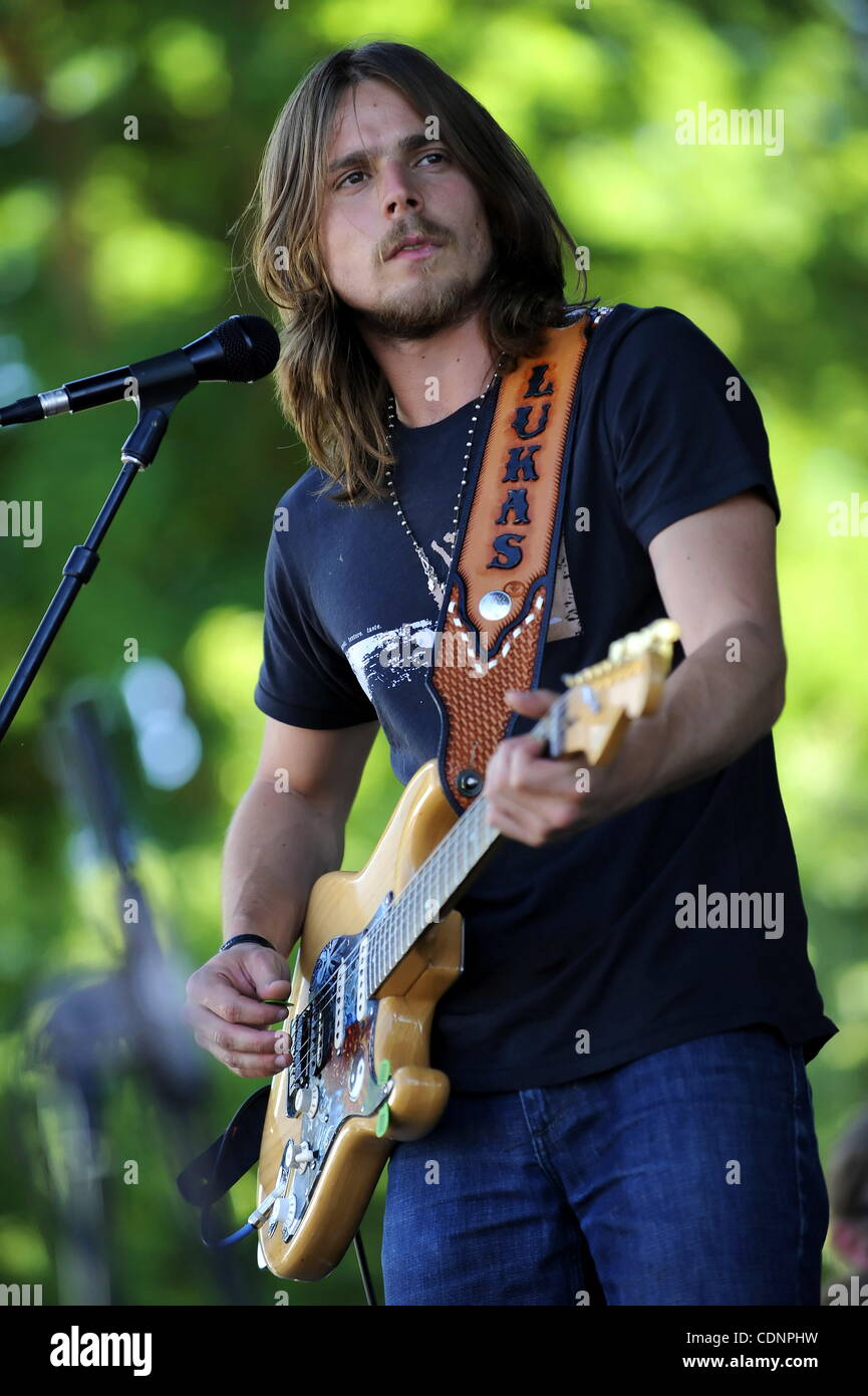 Country-Musik Künstler und Sohn von Willie Nelson, spielte Lukas Nelson ein live-Konzert während eines Teils des Willie Nelsons Land Throwdown Event bei den Pozo Saloon in Pozo, CA. am 25. Juni 2011. (Kredit-Bild: © John Pyle/Cal Sport Media/ZUMAPRESS.com) Stockfoto