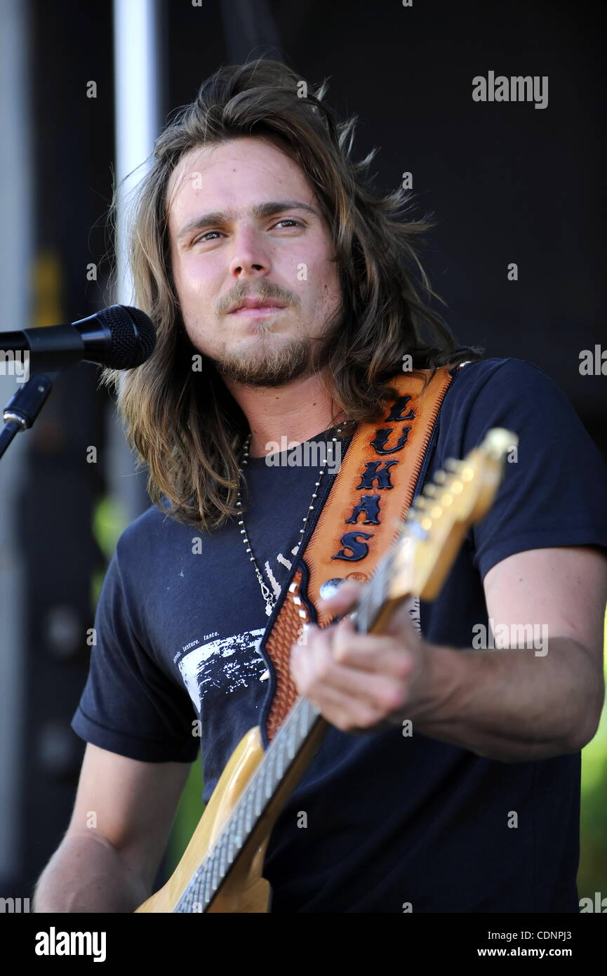 Country-Musik Künstler und Sohn von Willie Nelson, spielte Lukas Nelson ein live-Konzert während eines Teils des Willie Nelsons Land Throwdown Event bei den Pozo Saloon in Pozo, CA. am 25. Juni 2011. (Kredit-Bild: © John Pyle/Cal Sport Media/ZUMAPRESS.com) Stockfoto