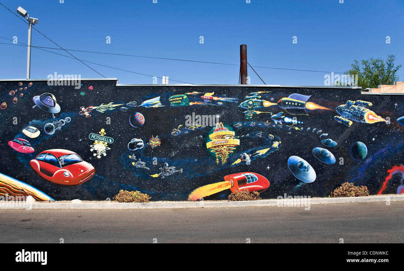 July1, fotografiert während der jährlichen Roswell UFO-Festival 2011 - Roswell, New Mexico, USA - A Wall außerhalb eines lokalen McDonalds.  2011 jährt sich die 64. den Roswell-Vorfall, der angeblichen Entdeckung eine abgestürzte fliegende Untertasse 30 Meilen nördlich von Roswell von Rancher W.W 'Mac' Brazel und p Stockfoto