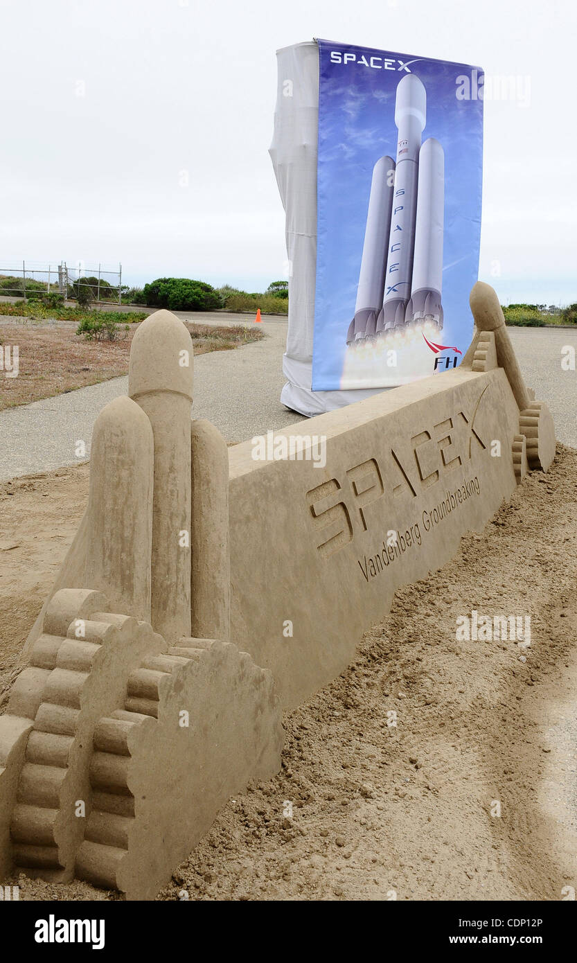Juli 13,2011 - Vandenberg AFB, Kalifornien, USA. Die alten Titan 4-Startrampe werden Demlosh für die neuen SpaceX Startrampe, wie es war, während eine Presse Konferenz auf der Vandenberg Air Force Base für die weltweit stärkste Rakete heute ankündigen zu können... SpaceX Gründer Elon Musk war einerseits für eine bahnbrechende c Stockfoto