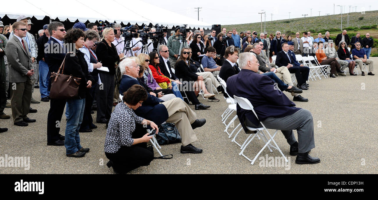 Juli 13,2011 - Vandenberg AFB, Kalifornien, USA. Versammeln Sie VIP, Medien, Airforce und SpaceX persönliche sich während der SpaceX Press Confernece, die eine alte Startrampe auf der Vandenberg Air Force Base für die weltweit stärkste Rakete Renovierung ist... SpaceX-Gründer Elon Musk sich mit Staat treffen und Stockfoto