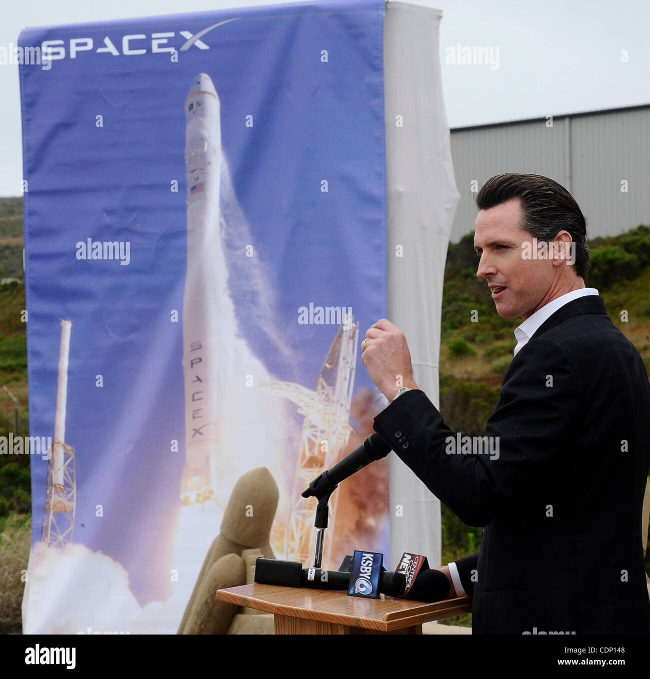 Juli 13,2011 - Vandenberg AFB, Kalifornien, USA. Gavin Newsom, Lieutenant Governor of California Gespräche während der SpaceX Press Confernece, die eine alte Startrampe auf der Vandenberg Air Force Base für die weltweit stärkste Rakete Renovierung ist... SpaceX-Gründer Elon Musk treffen sich mit Staat und l Stockfoto