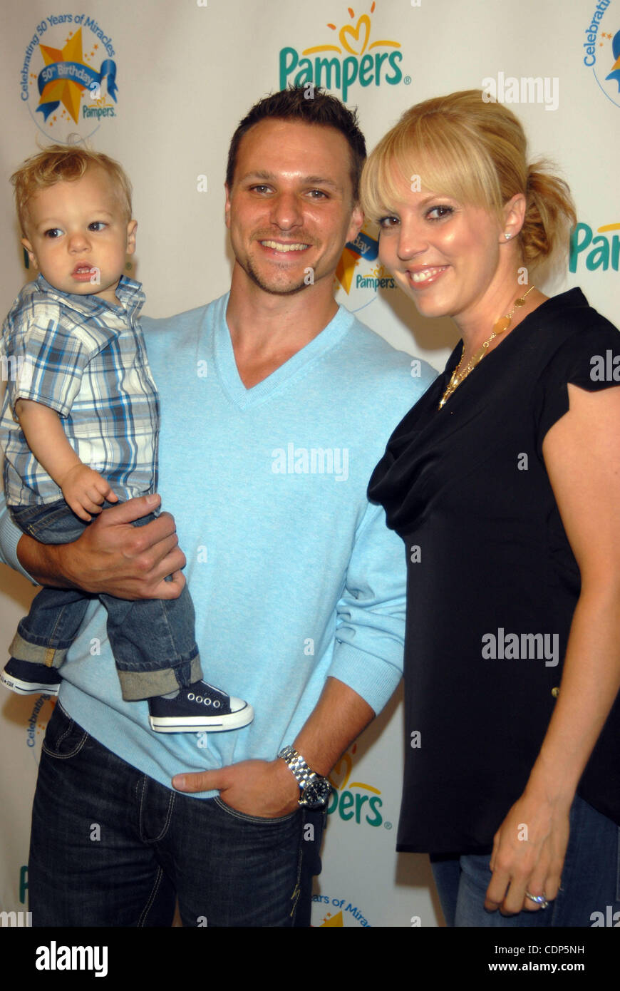 Jun 16,2011-New York, New York, USA DREW LACHEY und Familie bei der Pampers-Ceoebration mit Papa auf der Bühne 37 in New York City. (Bild Kredit: @Jeffrey Geller/ZumaPress.com) Stockfoto