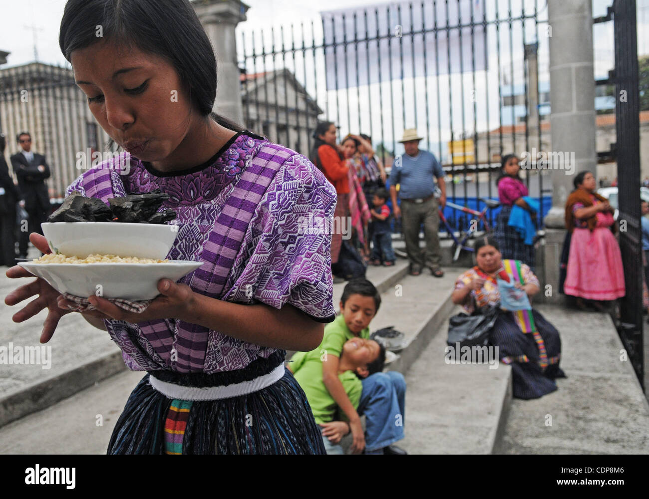 21. April 2011 - Quetzaltenago, Guatemala - bläst ein junges Mädchen auf Weihrauch auf die Glut lebendig zu halten, bevor die Prozession des Richters nur die Kathedrale im Quetzaltenagos Central Park verlässt. (Bild Kredit: Josh Bachman/ZUMAPRESS.com ©) Stockfoto