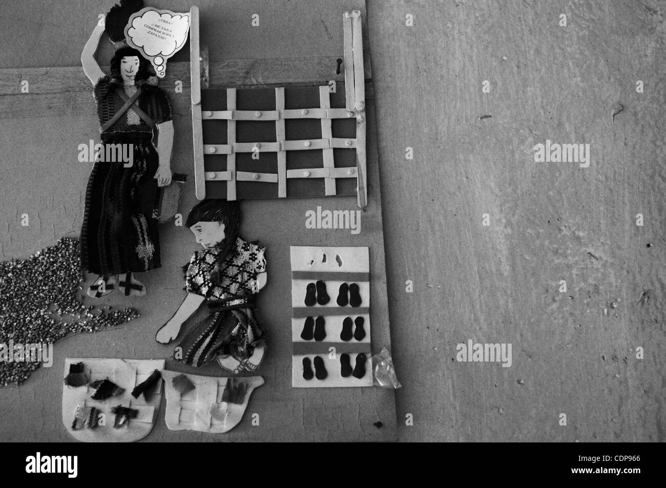 12. Mai 2011 - Quetzaltenago, Guatemala - Schulprojekte hängen an Wand. Nuevos Horizantes Frauenhaus befindet sich in einem unscheinbaren Gebäude in der Mitte des Quetzaltenago, Guatemala. Ein sicherer Hafen für Frauen, die missbraucht wurden, lädt zu heilen und wieder die Bits des Lebens, die sie, aufgrund von he verloren haben Stockfoto