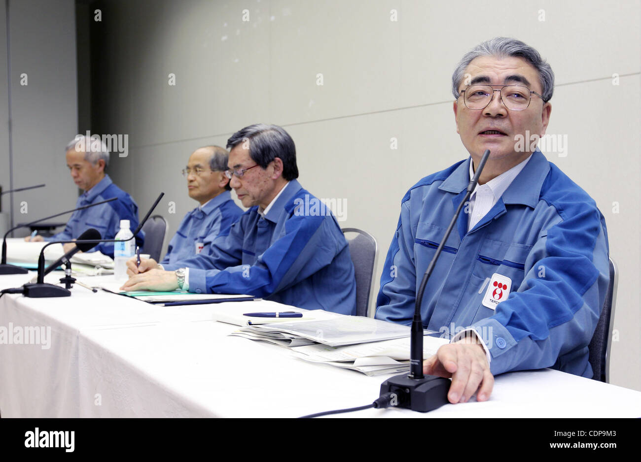 20. Mai 2011 - Tokyo, Japan - Tokyo Electric Power Company (TEPCO) Präsident MASATAKA SHIMIZU (2R), Managing Director TOSHIO NISHIZAWA (R), die Shimizu die Position als Präsident ablösen besuchen eine Pressekonferenz nach der Bekanntgabe des Jahresabschlusses am Hauptsitz des Unternehmens Stockfoto
