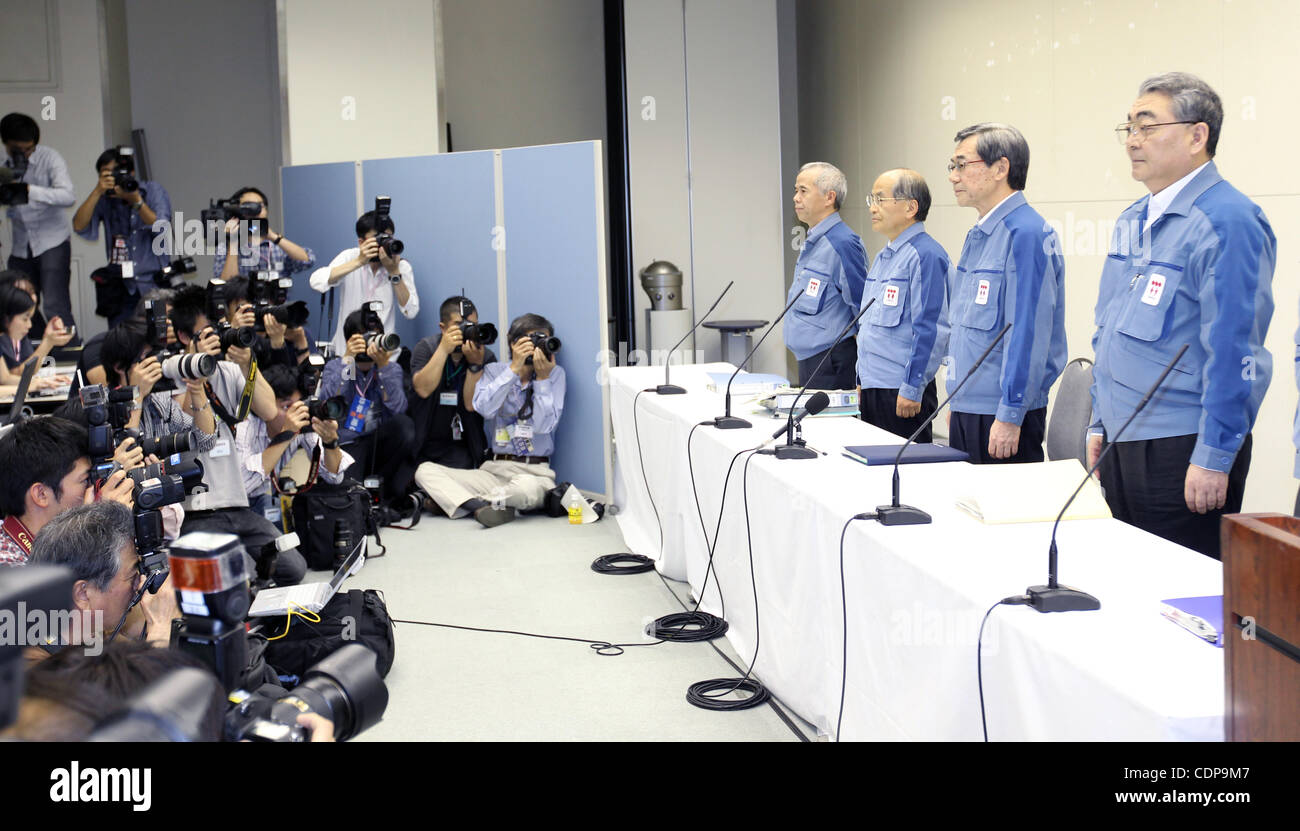 20. Mai 2011 - Tokyo, Japan - Tokyo Electric Power Company (TEPCO) Präsident MASATAKA SHIMIZU (2R), Managing Director TOSHIO NISHIZAWA (R), die Shimizu die Position als Präsident ablösen besuchen eine Pressekonferenz nach der Bekanntgabe des Jahresabschlusses am Hauptsitz des Unternehmens Stockfoto