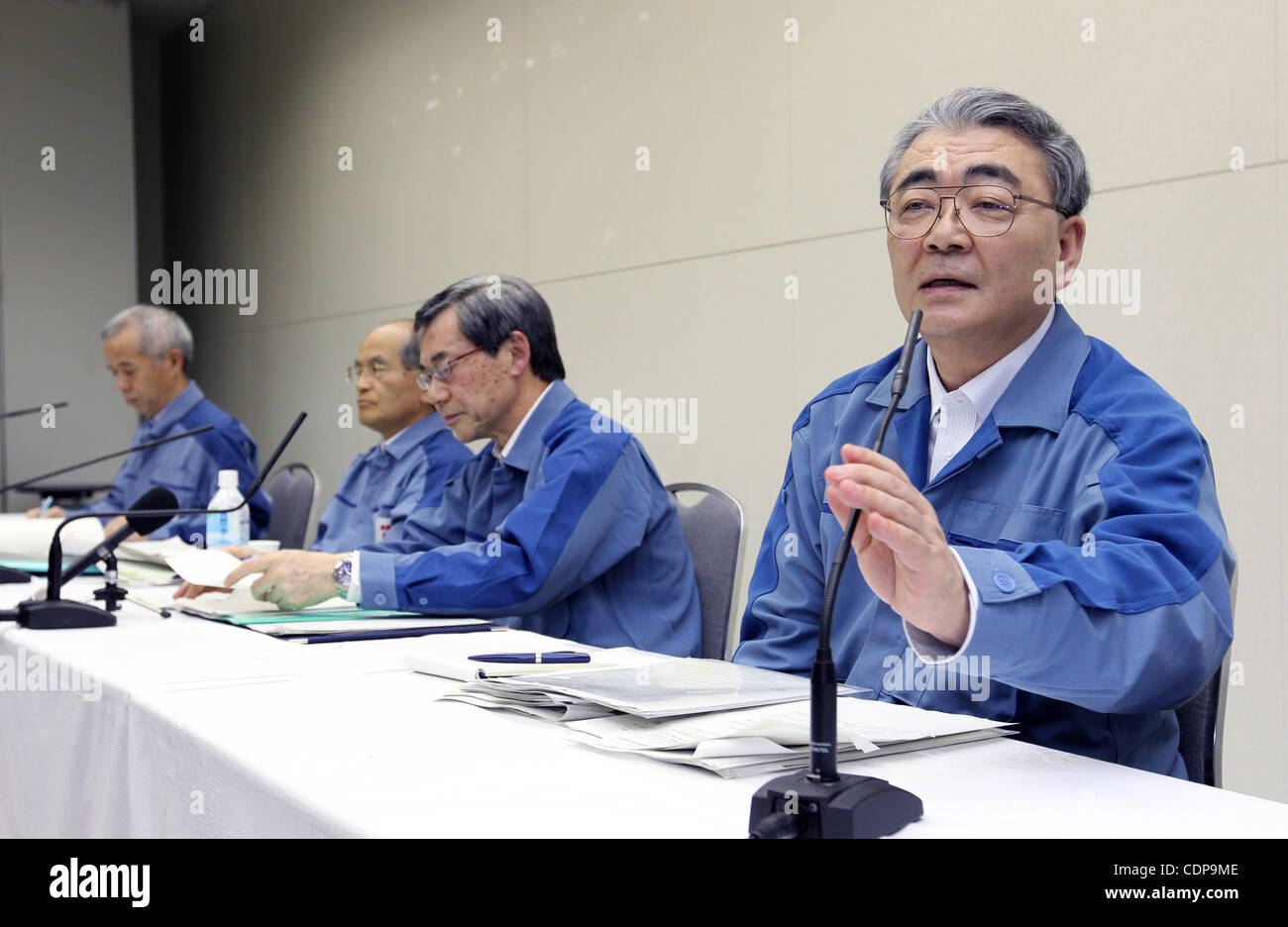 20. Mai 2011 - Tokyo, Japan - Tokyo Electric Power Company (TEPCO) Präsident MASATAKA SHIMIZU (2R), Managing Director TOSHIO NISHIZAWA (R), die Shimizu die Position als Präsident ablösen besuchen eine Pressekonferenz nach der Bekanntgabe des Jahresabschlusses am Hauptsitz des Unternehmens Stockfoto