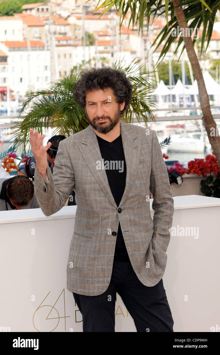 21. Mai 2011 - Cannes, Frankreich - Regisseur RADU MIHAILEANU nimmt der Fototermin für "The Source" auf der 64. Filmfestspiele von Cannes. (Kredit-Bild: © Frederic Injimbert/ZUMAPRESS.com) Stockfoto