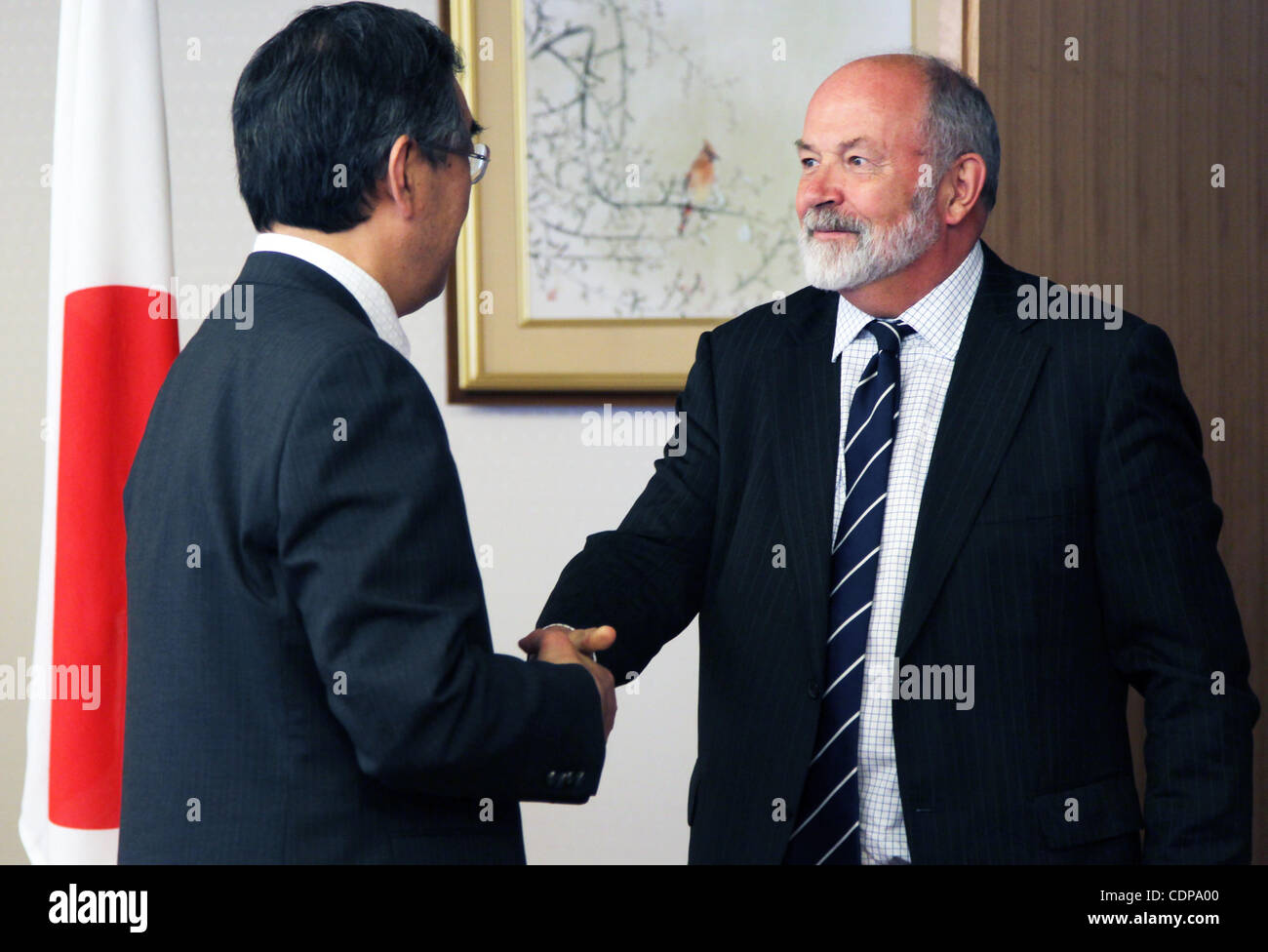 25. Mai 2011 - Hände Tokyo, Japan - International Atomic Energy Agency (IAEA) der nuklearen Sicherheit Überprüfung Mission Teamleiter MICHAEL WEIGHTMAN und japanischen Außenminister TAKEAKI MATSUMOTO schütteln im Außenministerium in Tokio, Japan. IAEO Team ist in Japan zu untersuchen, die Fragen im Zusammenhang mit der Fukush Stockfoto