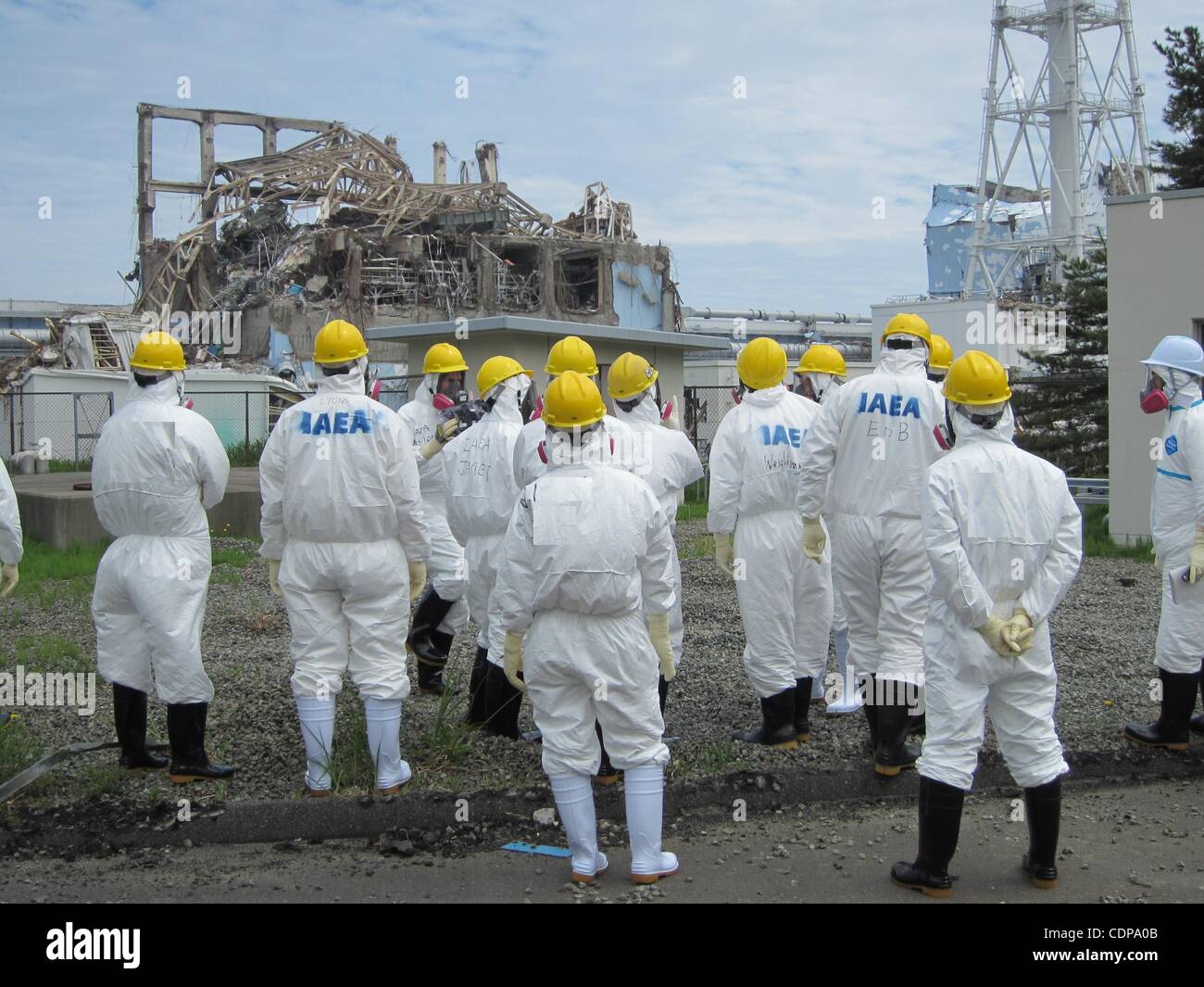 28. Mai 2011 - Fukushima, Japan - dieses Handout Bilder von Tokyo Electric Power Company (TEPCO) auf Mai 27,2011-Mitglieder der International Atomic Energy Agency (IAEA) Team und Tokyo Electric Power (TEPCO) Personal Stand am Reaktor Gebäude 3 an der Fukushima Daiichi Nuclear Power Plan abgebildet Stockfoto