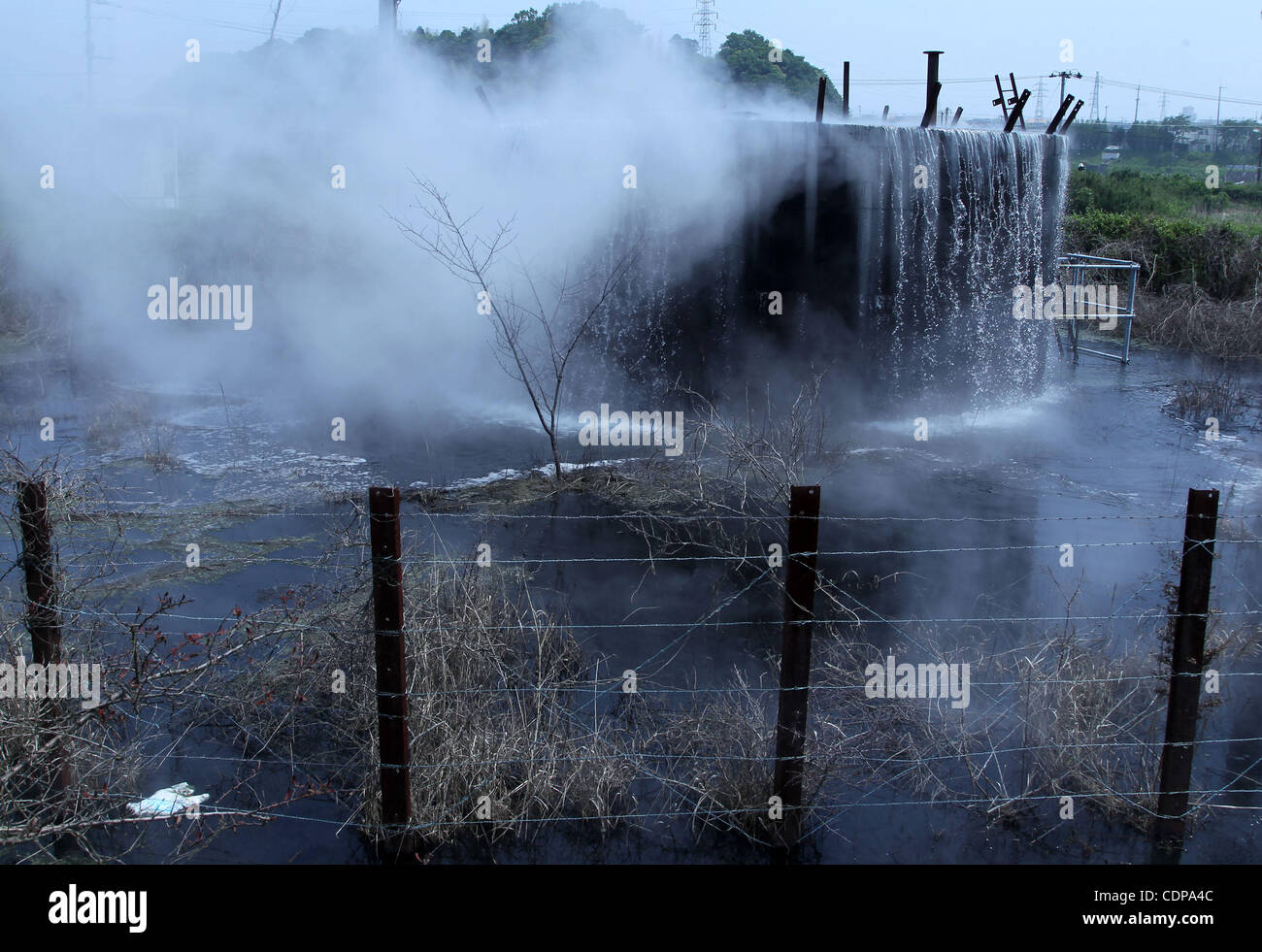 4. Juni 2011 - Fukushima, Japan - Thermalquelle aus einem Luftloch von einer Kohlengrube in Iwaki City liegt etwa 50 km von Fukushima Daiichi Atomkraftwerk in Fukushimapräfektur, Japan kommt. Die Magnitude 6 Erdbeben ereignete sich nach 11 April heiß gemacht Frühjahr herauskommen aus neue Spots wo t Stockfoto