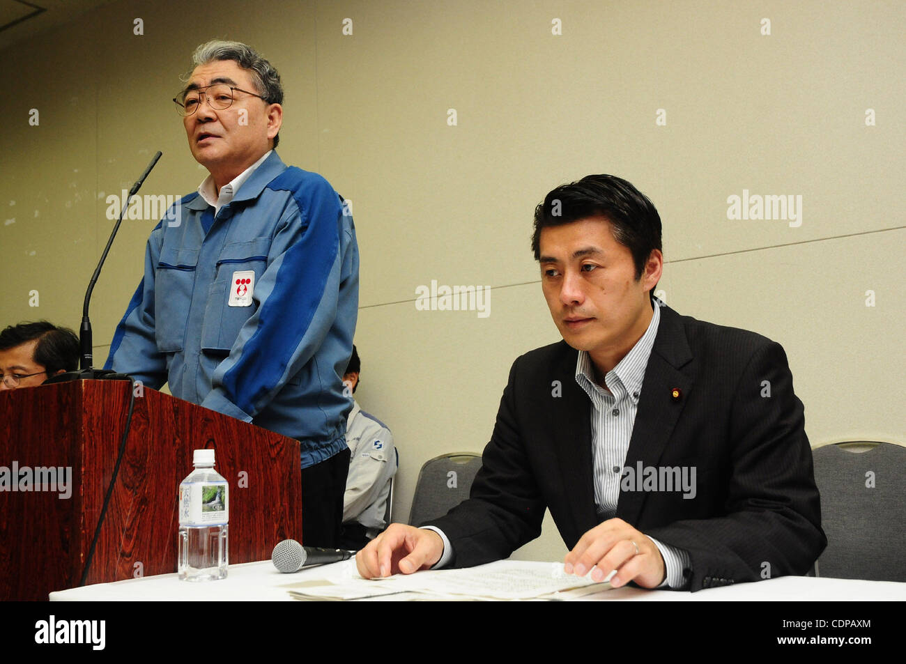 19. Juli 2011 nimmt - Tokyo, Japan - TOSHIO NISHIZAWA (L), der Präsident Tokyo Electric Power Co. (TEPCO) eine gemeinsame Pressekonferenz mit GOSHI HOSONO (R), Staatsminister für die Handhabung der Nuklearkrise am Hauptsitz von TEPCO in Tokio am 19. Juli 2011. Der japanische Premierminister Naoto Ka Stockfoto