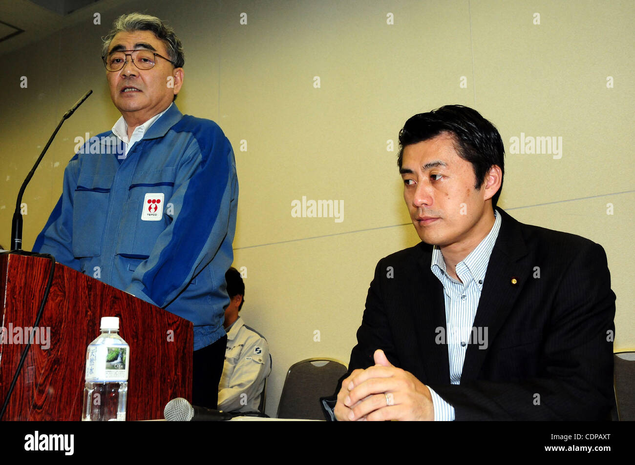 19. Juli 2011 nimmt - Tokyo, Japan - TOSHIO NISHIZAWA (L), der Präsident Tokyo Electric Power Co. (TEPCO) eine gemeinsame Pressekonferenz mit GOSHI HOSONO (R), Staatsminister für die Handhabung der Nuklearkrise am Hauptsitz von TEPCO in Tokio am 19. Juli 2011. Der japanische Premierminister Naoto Ka Stockfoto