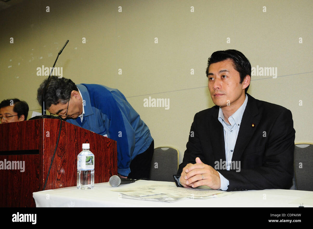 19. Juli 2011 nimmt - Tokyo, Japan - TOSHIO NISHIZAWA (L), der Präsident Tokyo Electric Power Co. (TEPCO) eine gemeinsame Pressekonferenz mit GOSHI HOSONO (R), Staatsminister für die Handhabung der Nuklearkrise am Hauptsitz von TEPCO in Tokio am 19. Juli 2011. Der japanische Premierminister Naoto Ka Stockfoto