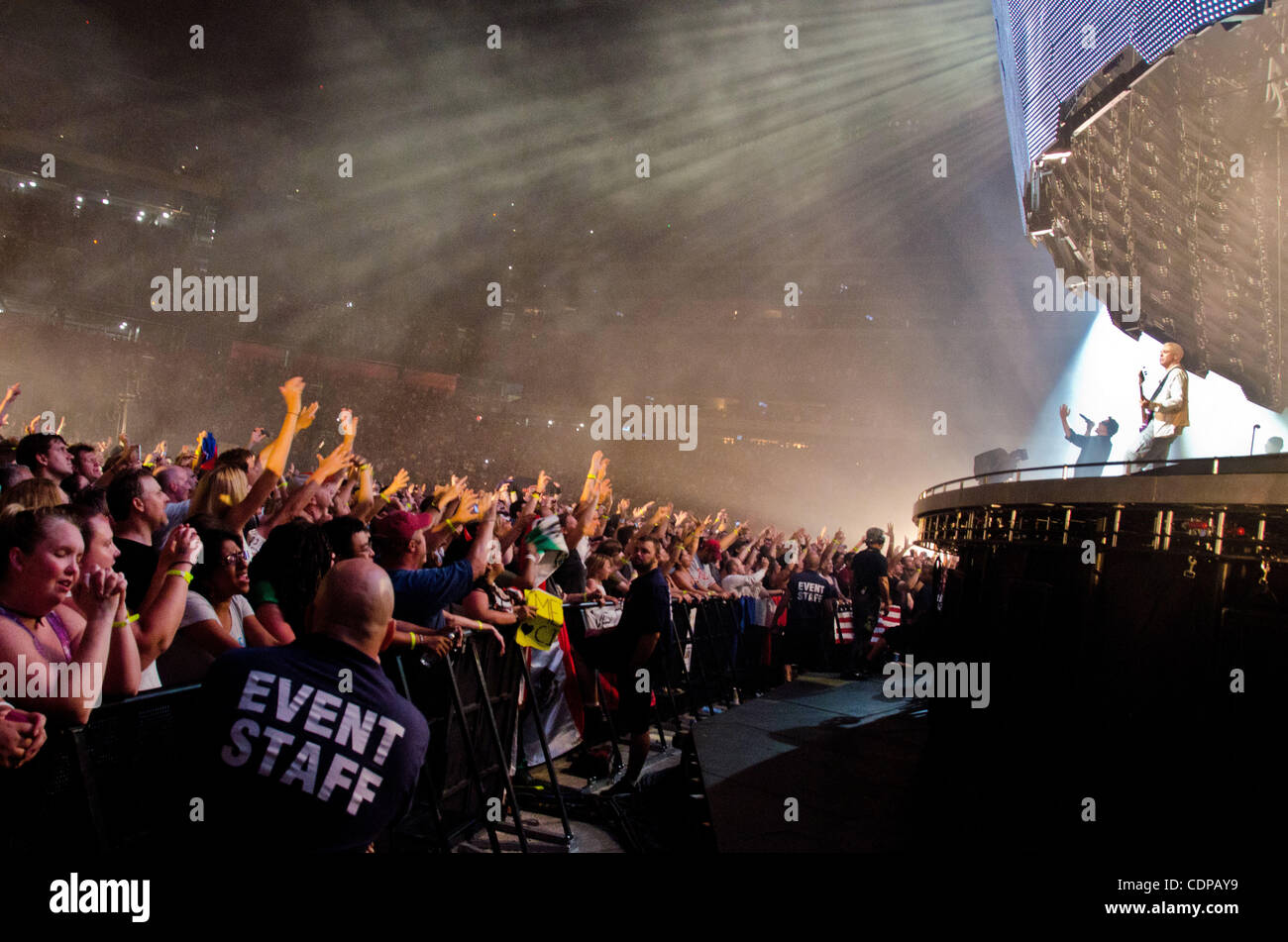 20. Juli 2009 führt - East Rutherford, New Jersey, USA - Sänger BONO von der Band U2 live als ihre 360 Tour macht, die Halt in der New Meadowlands Stadium in East Brunswick, New Jersey befindet sich... (Kredit-Bild: © Brooke Ismach/ZUMA Press) Stockfoto