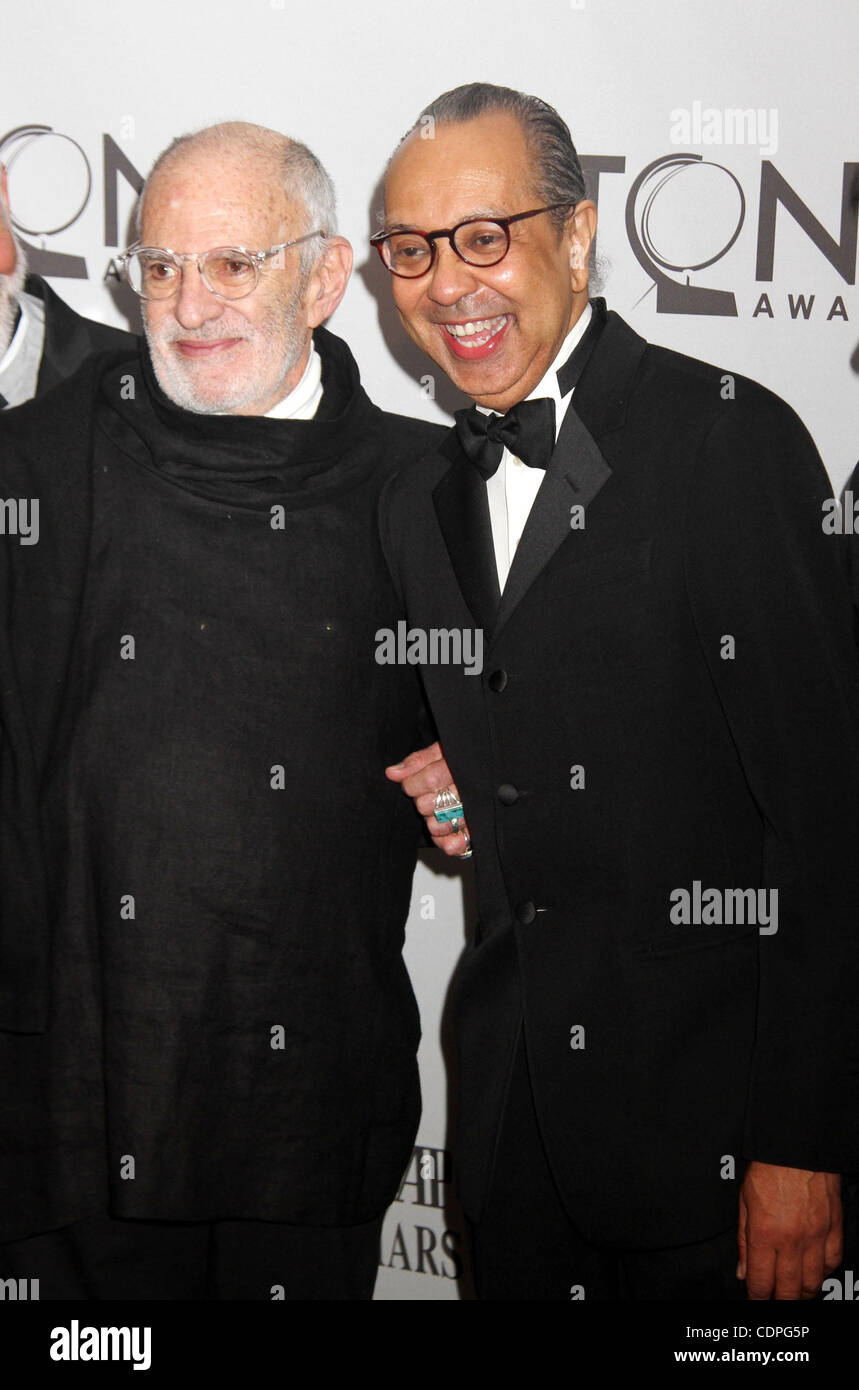 12. Juni 2011 - New York, New York, US - Schriftsteller LARRY KRAMER und Direktor GEORGE C. WOLFE von "The Normal Heart" besuchen die 65. Annual Tony Awards im Beacon Theater statt. (Bild Kredit: Nancy Kaszerman/ZUMAPRESS.com ©) Stockfoto