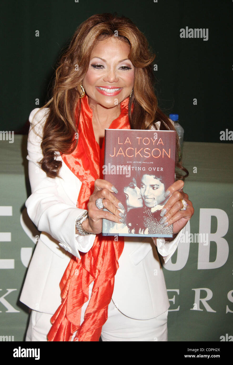 22. Juni 2011 - New York, New York, US - Autor/Persönlichkeit LA TOYA JACKSON fördert ihr neues Buch "Starting Over" bei Barnes and Noble - Tribeca statt. (Bild Kredit: Nancy Kaszerman/ZUMAPRESS.com ©) Stockfoto