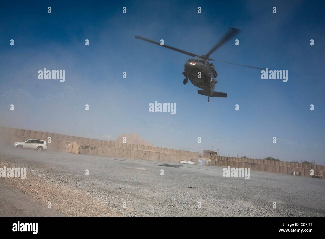 17. April 2011 - Combat Outpost Hutal, Provinz Kandahar, Afghanistan - A US Armee Medevac-Hubschrauber mit einem afghanischen Mann von ISAF Forcestakes aus beschossen Combat Outpost Hutal im Maywand District, Provinz Kandahar, Afghanistan. Der 32 Jahre alte Mann wurde an der Verpflegungsstelle mit mehreren ausgeliefert. Stockfoto