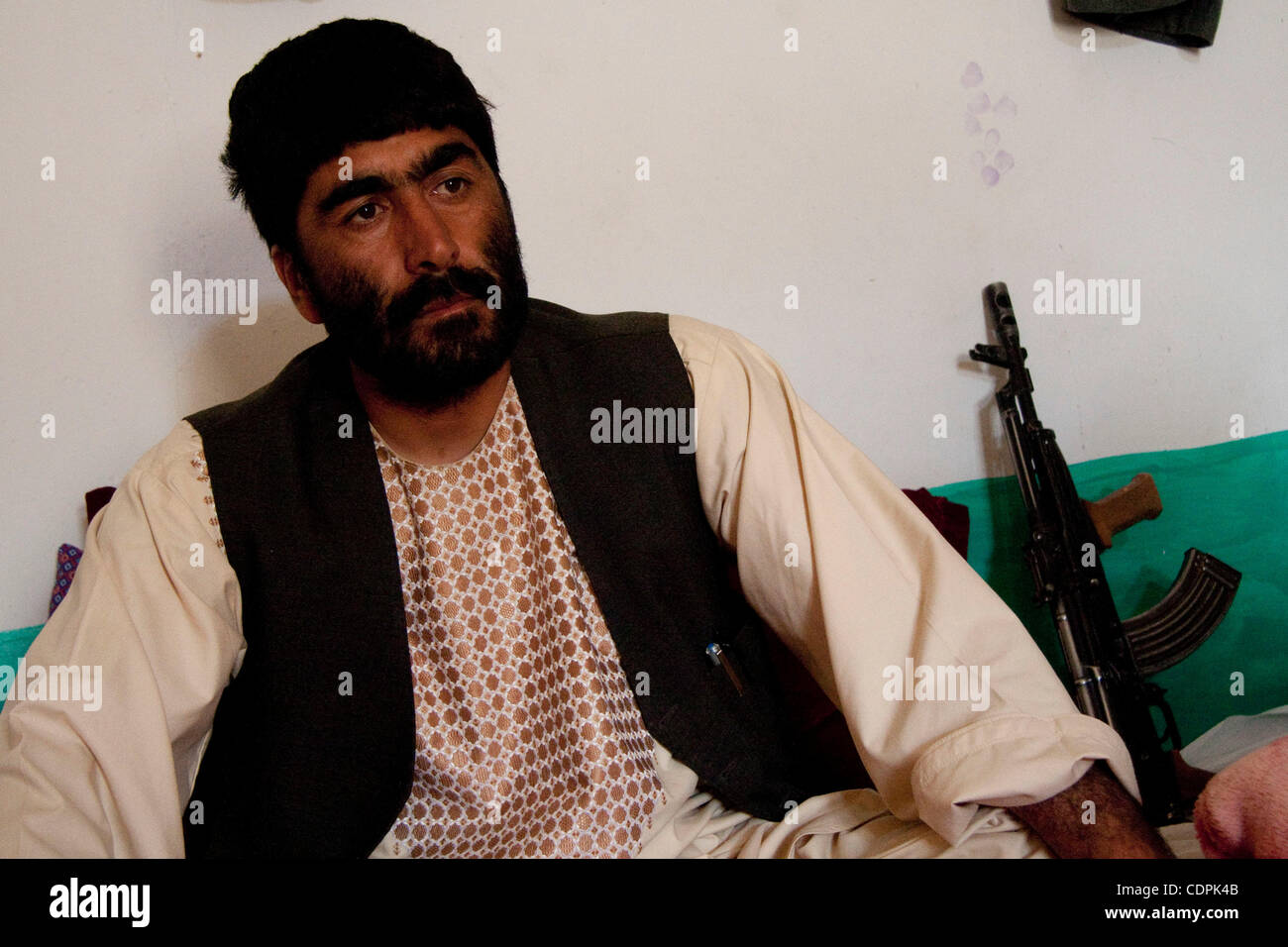 25. April 2011 - Naw Zad, Helmand, Afghanistan - Naw Zad Bezirk Afghan National Police Chief ABDULLAH FARIDI, aus dem Dorf Surkano im Bereich sitzt in seinem Büro während eines Treffens mit Korrespondenten und US-Marines im Polizeipräsidium in der Stadt des Naw Zad im Bezirk Naw Zad Stockfoto