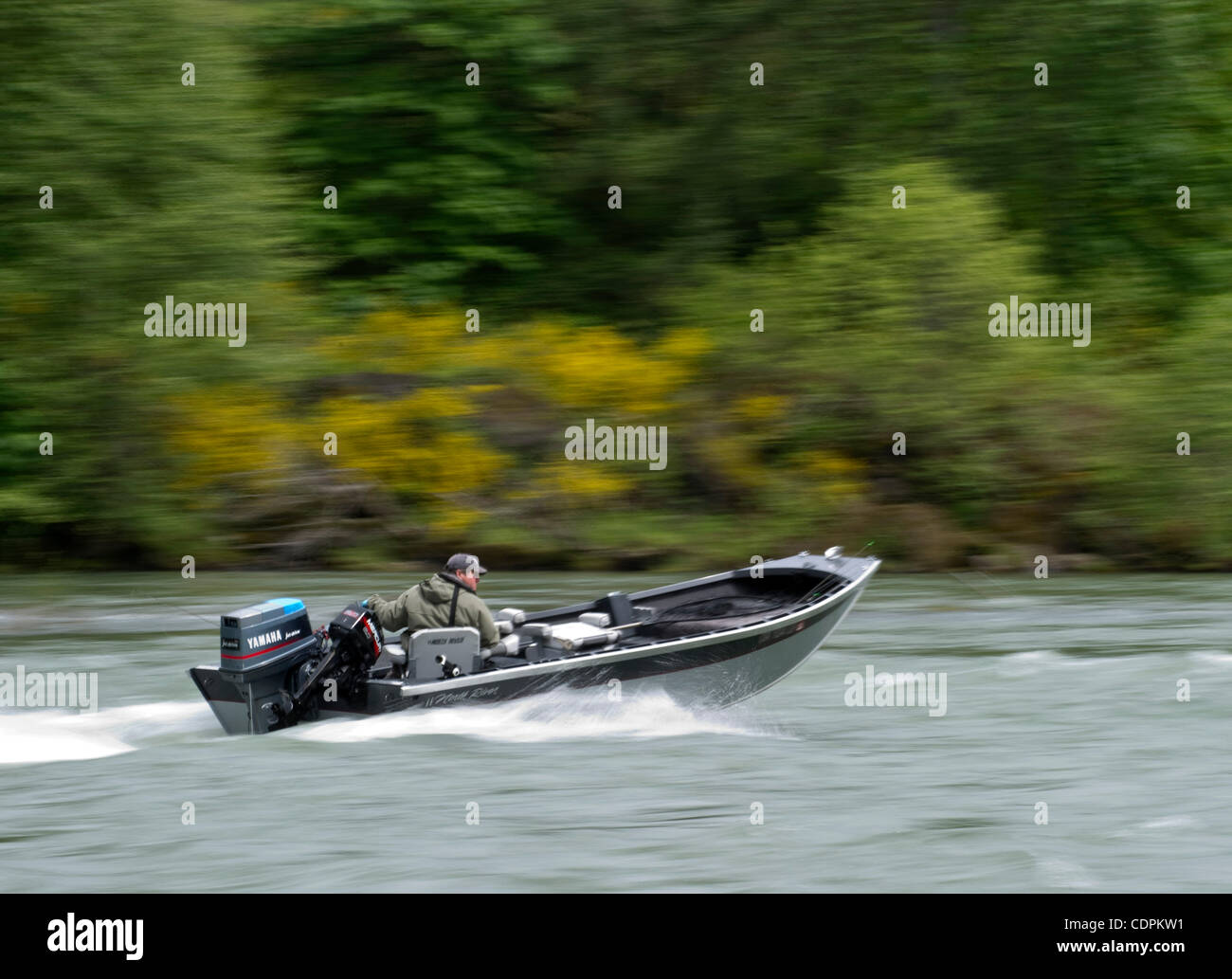 17. Mai 2011 - Roseburg, Oregon, USA - Fischer für den Frühling Chinook Lachs auf North Umpqua River in der Nähe von Roseburg.  Der Frühling Chinook Lachs auf dem Umpqua River werden von Anglern sehr begehrt. Die Lachse sind derzeit ihre jährliche Reise vom Pazifischen Ozean nach ihren laichen Betten flussaufwärts. (C Stockfoto