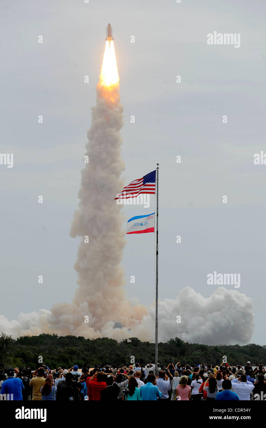 8. Juli 2011 - Cape Canaveral, Florida, US - Raumfähre Atlantis hebt von Pad 39A am Kennedy Space Center in Cape Canaveral. Atlantis mit seiner Mannschaft vier, ist der 135. und letzte Space Shuttle Start für die NASA. (Kredit-Bild: © Scott A. Miller/ZUMAPRESS.com) Stockfoto