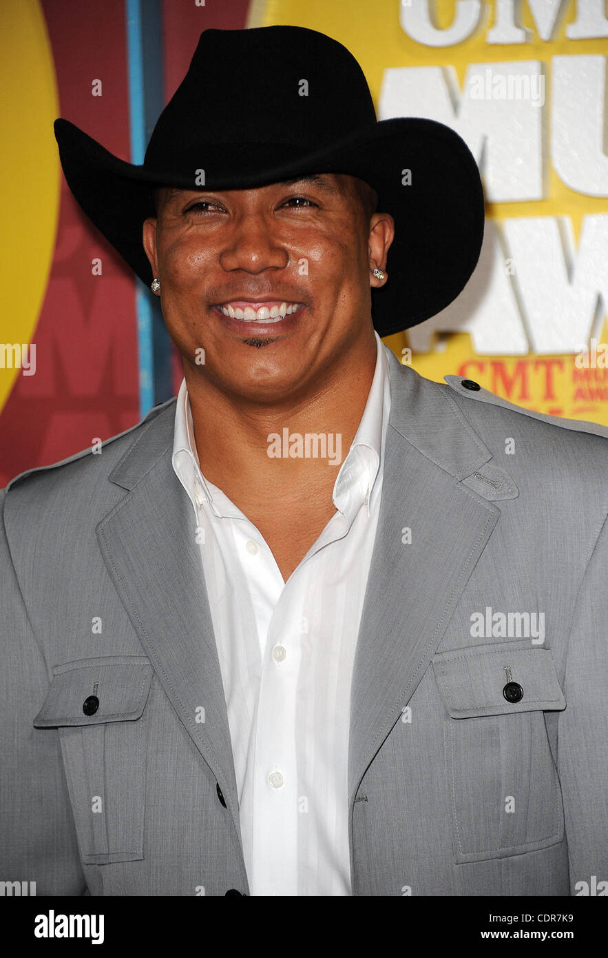 8. Juni 2011 - Nashville, Tennessee; USA - Football-Spieler und Dancing with Stars 2011 Gewinner HINES WARD kommt auf dem roten Teppich bei den 2011 CMT Music Awards, die in der Bridgestone Arena stattfand befindet sich im Stadtkern von Nashville.  Copyright 2011 Jason Moore. (Kredit-Bild: © Jason Moore/ZUMAPRE Stockfoto