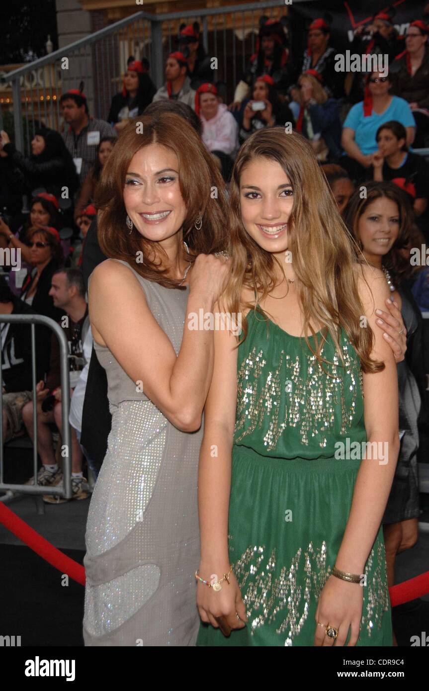 8. Mai 2011 - Hollywood, Kalifornien, USA - Teri Hatcher und Emerson Tenney während der Premiere des neuen Films von Walt Disney Bilder Piraten OF THE CARIBBEAN: ON STRANGER TIDES, im Disneyland, am 7. Mai 2011, in Anaheim, Kalifornien statt... 2011 (Kredit-Bild: © Michael Germana/Globe Fotos/ZUMAP Stockfoto