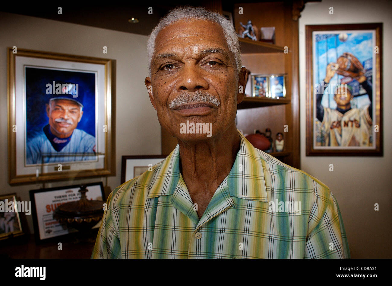 16. Juni 2011 - Boynton Beach, Florida, USA - FELIPE ROJAS ALOU umgeben von Erinnerungsstücken in seinem Haus in Boynton Beach.ÊFelipe war ein Anfang und vocal Verfechter der Dominikaner in den Major Leagues. Ê (Kredit-Bild: © Michael Francis McElroy/ZUMAPRESS.com) Stockfoto