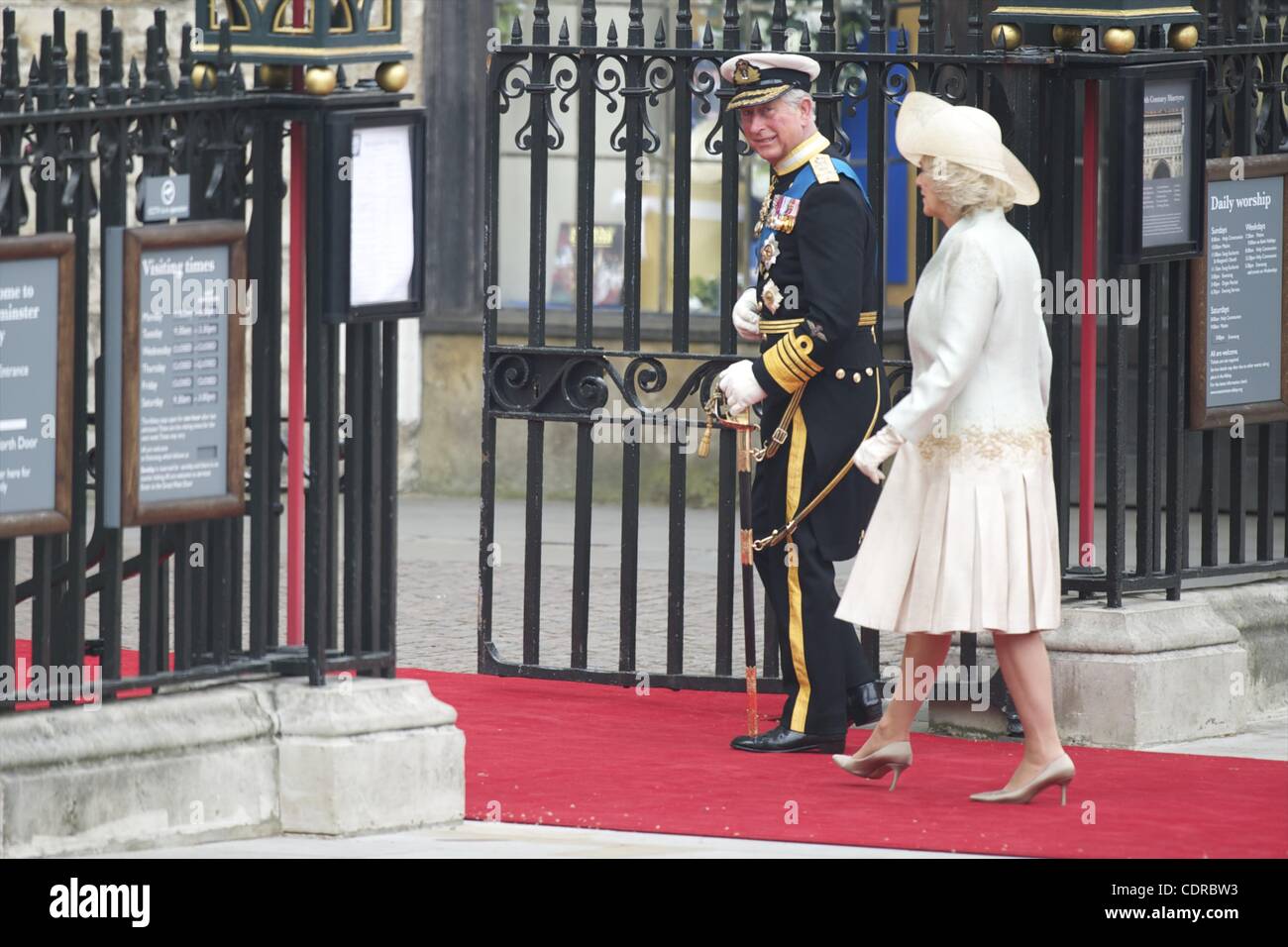 Kommen Sie 2. Mai 2011 - London, England, UK - Prinz Charles und Camilla, Herzogin von Cornwall, in der Westminster Abbey an der Hochzeit von Prinz William und Kate Middleton. (Kredit-Bild: © Mark Makela/ZUMAPRESS.com) Stockfoto