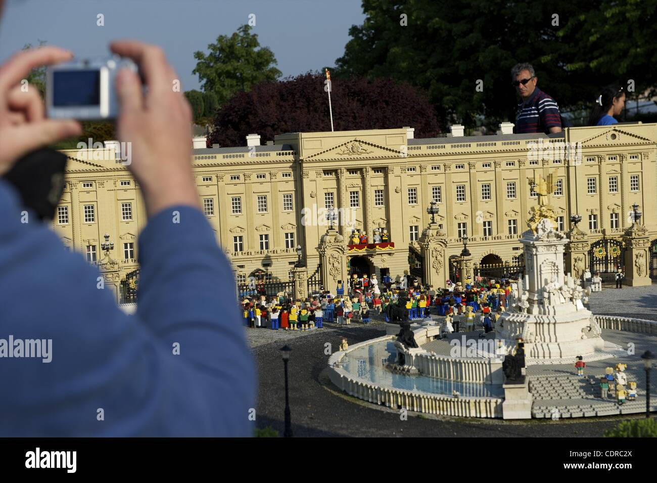 3. Mai 2011 - Windsor, England, UK - huddle Touristen um eine Miniatur-Darstellung der Buckingham Palace und die königliche Hochzeit im LegoLand, am Tag nach der königlichen Hochzeit von Prinz William und Kate Middleton in der Westminster Abbey. (Kredit-Bild: © Mark Makela/ZUMAPRESS.com) Stockfoto