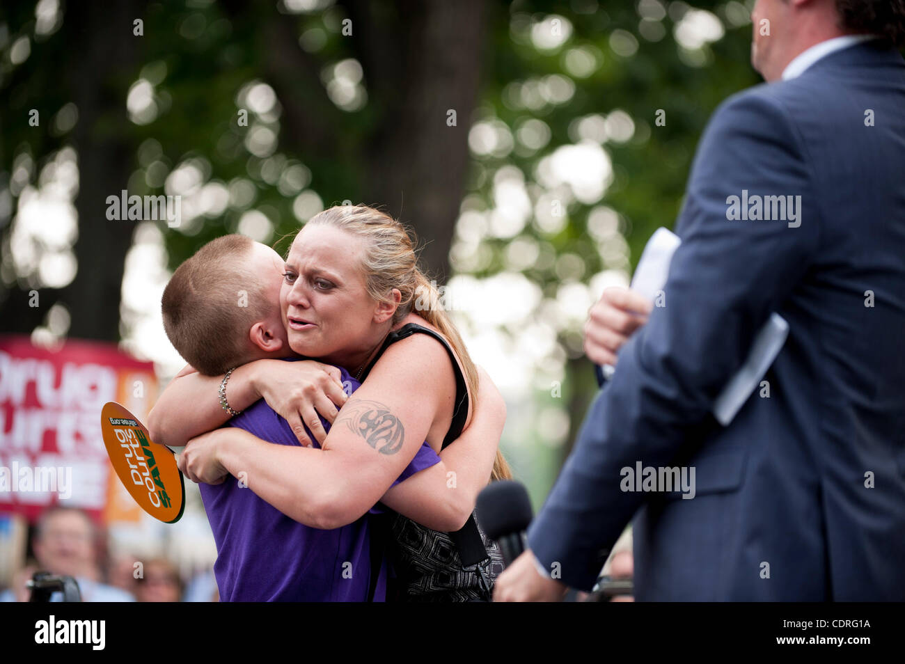 19. Juli 2011 - Washington, District Of Columbia, USA - MINDY VINCENT umarmt ihr Sohn NICHOLAS VINCENT nach seiner kurzen Rede, wie Drogengerichts seine Mutter bei einer Kundgebung auf dem Capitol Hill für die nationale Vereinigung der Droge Gericht Profis (NADCAP) gespeichert. NADCAP veranstaltete die Rallye auf Antrag Mitglieder Stockfoto