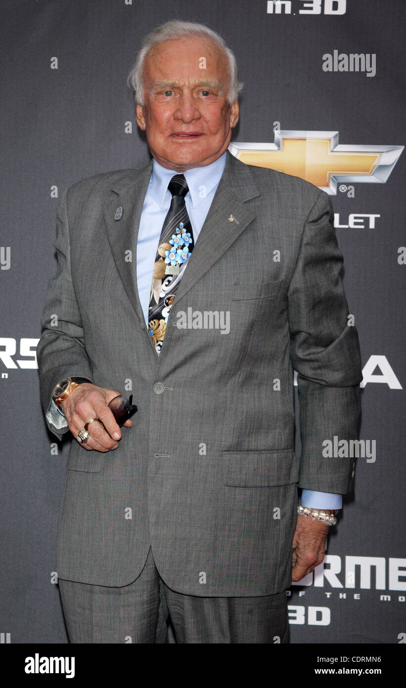 28. Juni 2011 kommt der '' Transformers: Dark of the Moon"-Premiere am Times Square in New York - New York, New York, USA - Buzz Aldrin am 23. Mai 2011. (Kredit-Bild: © Sharon Neetles/Globe Photos/ZUMAPRESS.com) Stockfoto