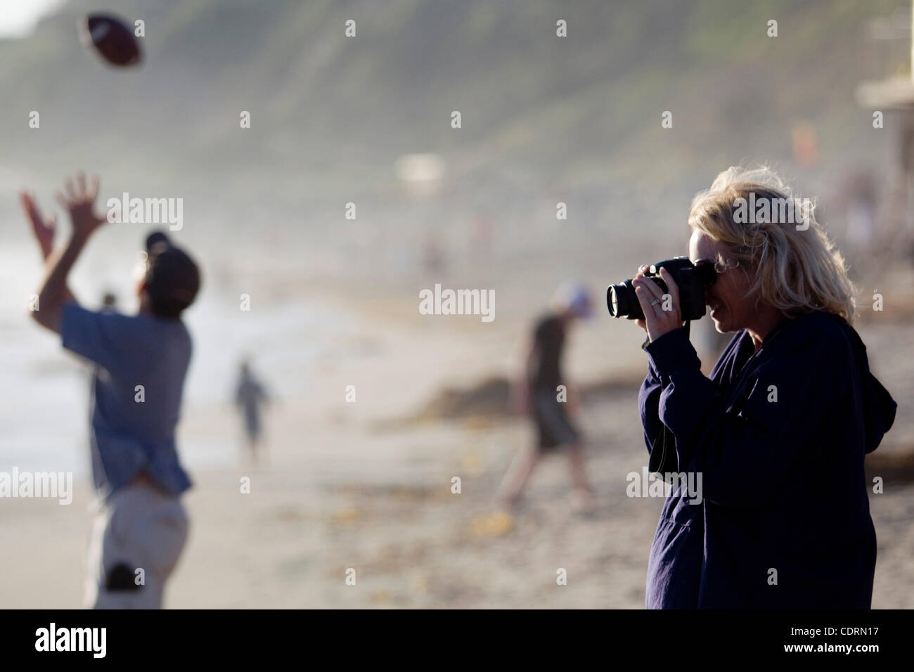 16. Juli 2011 - San Clemente, Kalifornien, USA - MARIE RYAN, der Laguna Niguel, nimmt ein Foto ihrer Tochter mit dem Meer als Kulisse in der ersten Nacht des Ocean Festival. (Kredit-Bild: © Andrew Dickinson/ZUMAPRESS.com) Stockfoto