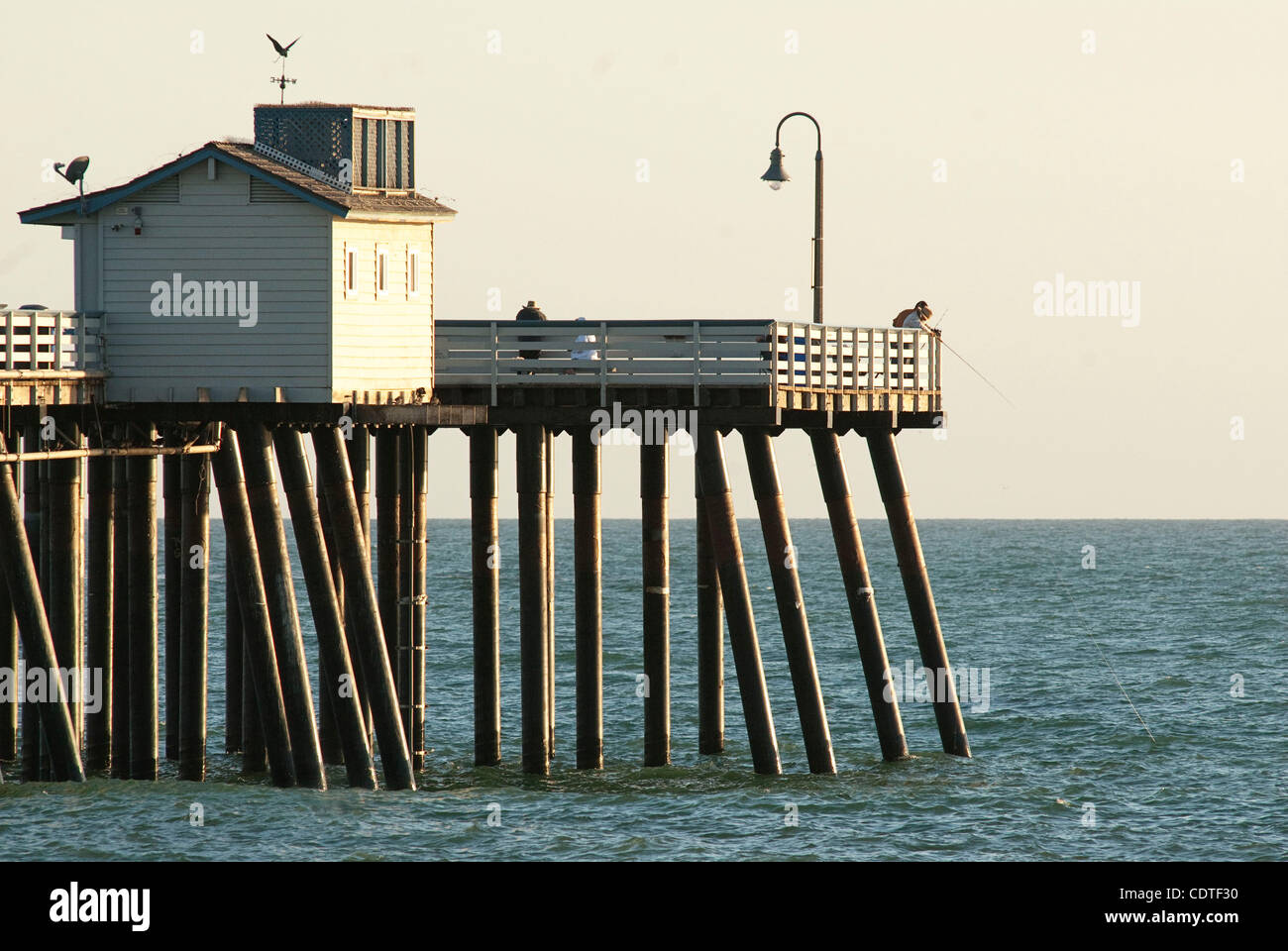 30. Juni 2011 - San Clemente, Kalifornien, USA - nach einem Monat Juni Trübsinn, nahmen Südkalifornien Einwohner und Urlauber zum Strand San Clemente 73 Grad abends am letzten Tag des Juni 2011 zu genießen. (Bild Kredit: Chelsea Sektnan/ZUMA Press/ZUMAPRESS.com) Stockfoto