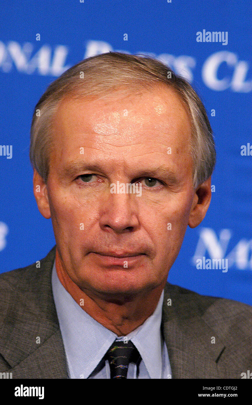 8. Oktober 2003 - Washington, District Of Columbia, USA - 08.10.03 The National Press Club-Washington, DC... Tony Ridder, CEO von Knight Ridder und Vorsitzender, Newspaper Association of America erzählt wie die Presse unter Druck, liefert auf seiner Mission... / ImageCatcher News.I8072CB.TONY RIDDER CEO Stockfoto