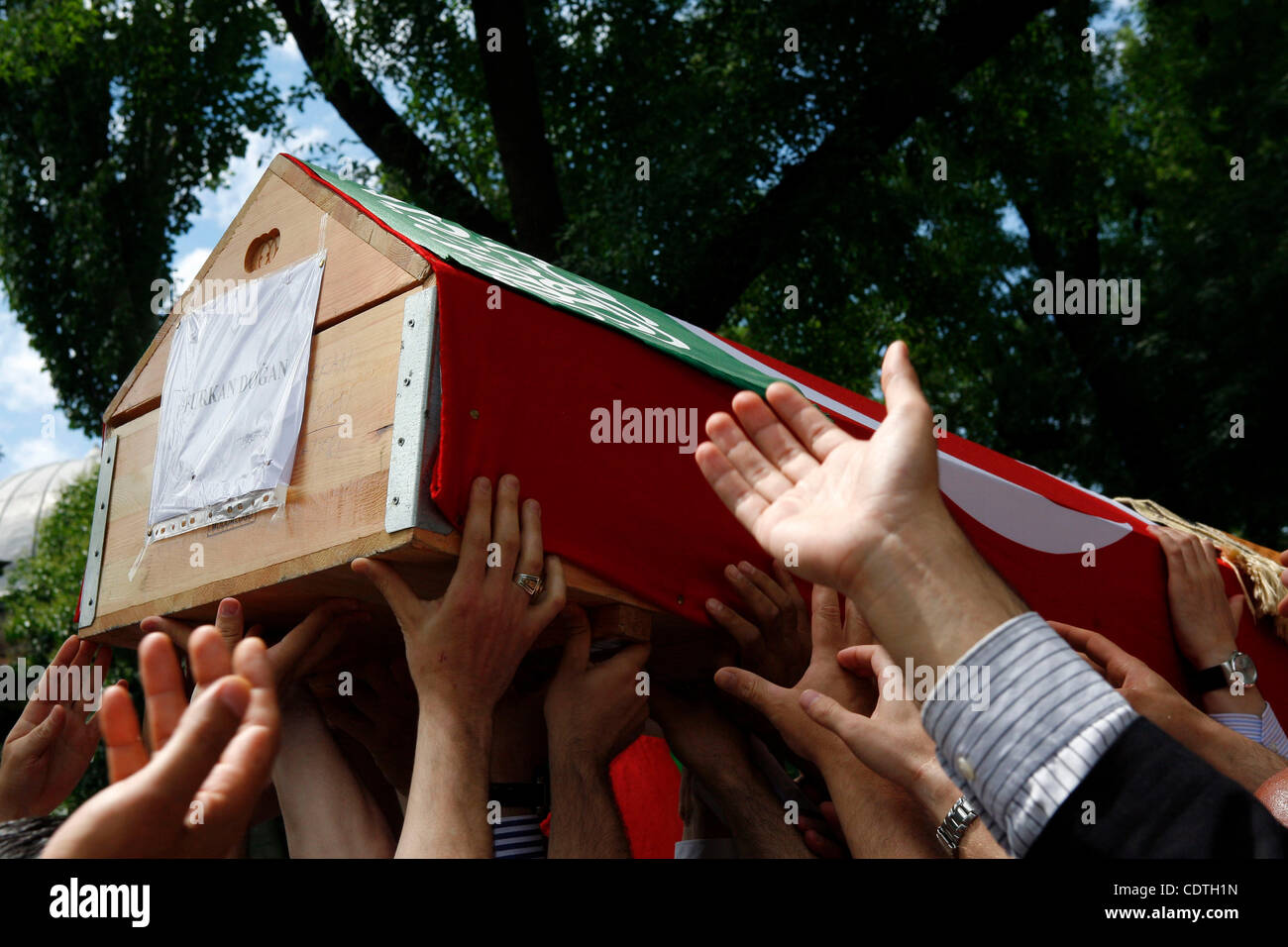 3. Juni 2010 - Istanbul, Türkei. Der Sarg eines Opfers von der israelischen Marine Kommandounternehmen wird von Menschen am Ende der Beerdigung getragen. (Kredit-Bild: © Sezayi Erken/ZUMA Press) Stockfoto