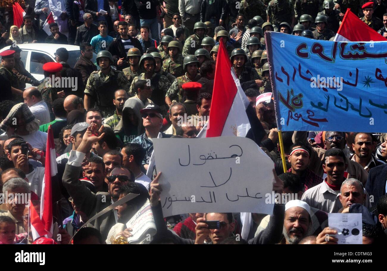 18. März 2011 - Kairo, Kairo, Ägypten - Ägypter schreien Anti-konstitutionelle Änderungen Parolen während einer Protestaktion auf dem Tahrir-Platz in Kairo, Ägypten, ein Tag vor dem Referendum. Zivilgesellschaftliche Gruppen haben Befürchtungen, dass der Zeitpunkt für einen Samstag Referendum über Verfassungsänderungen und Juni parlamentarische e Stockfoto