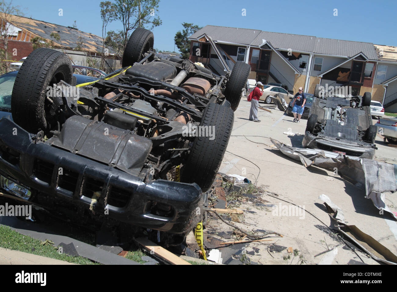 29. April 2011 Fuß - Tuscaloosa, Alabama, USA - Menschen durch die Straßen von Tuscaloosa, Alabama zu sehen, die Schäden, die durch eine Reihe von leistungsstarken Tornados, die das Gebiet am 27. April 2011 getroffen zurückgelassen, verursacht massive Zerstörung und tötete fast dreihundert in der südlichen Region der Vereinigten Staaten Stockfoto